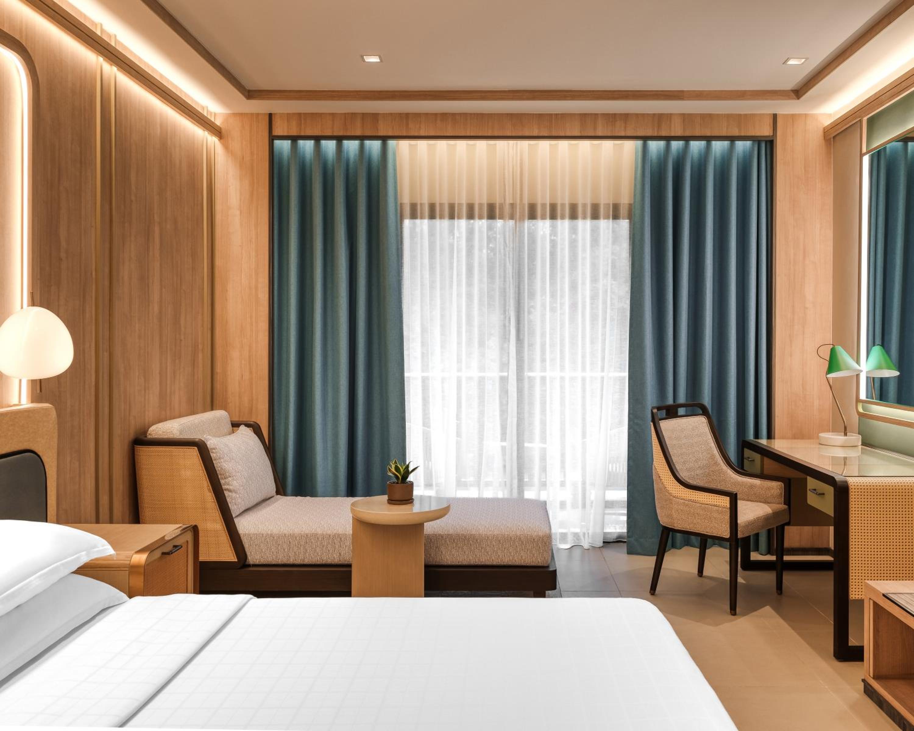Deluxe Premium King Room - Photo 4