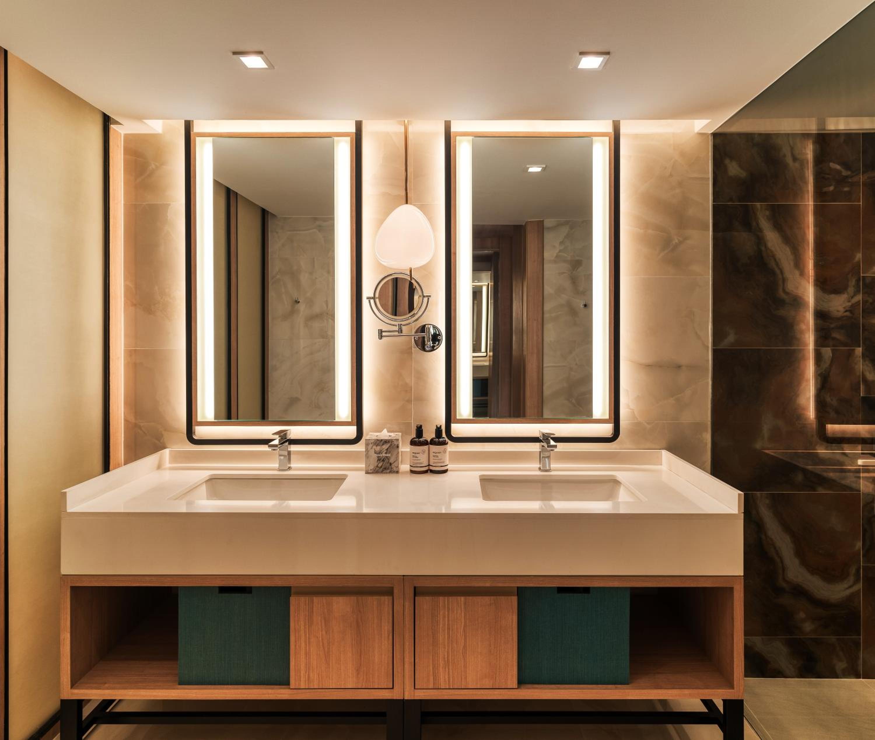 Deluxe Premium King Room - Photo 3