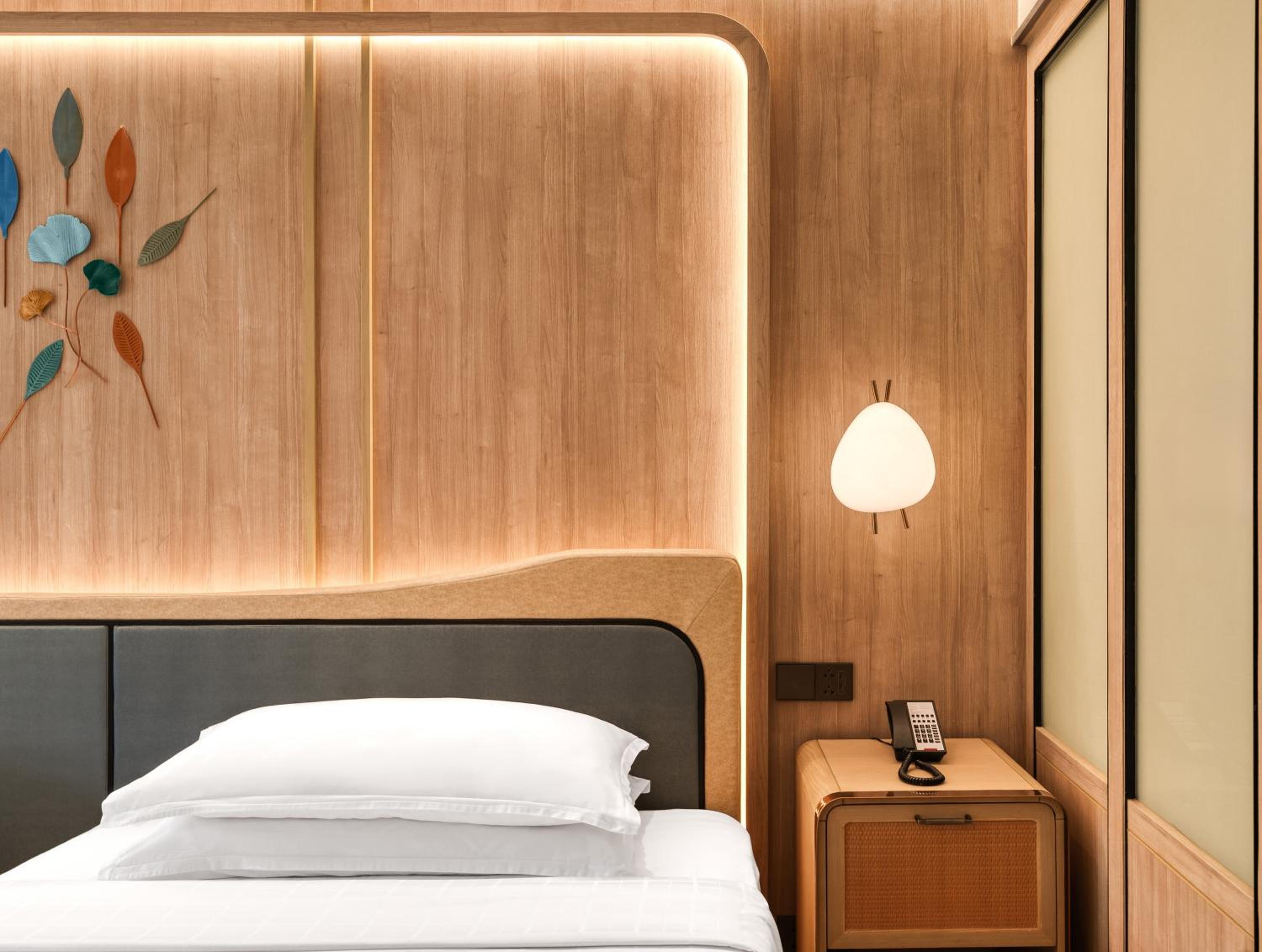 Deluxe Premium King Room - Photo 5