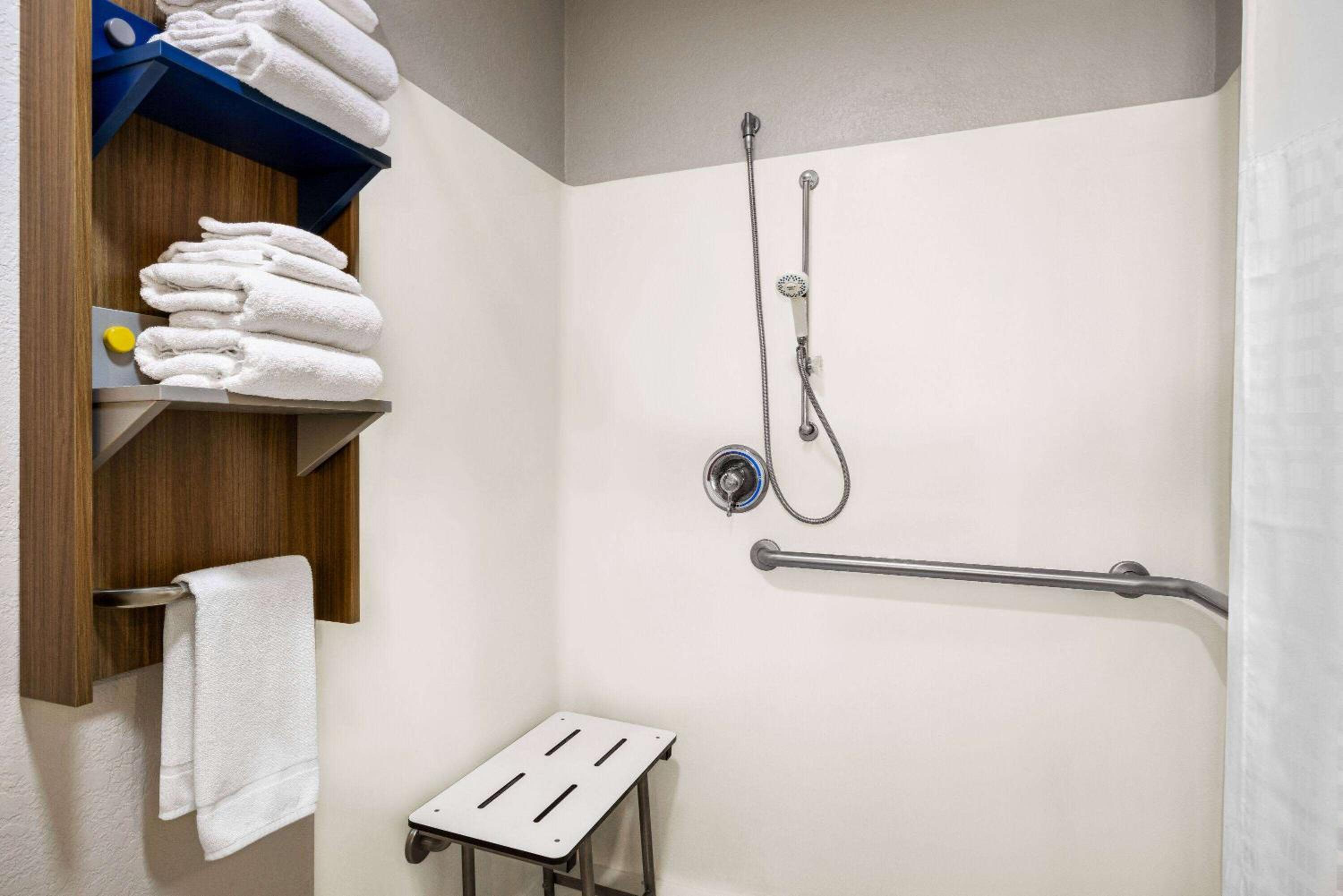 Queen Room with Two Queen Beds - Disability Access/Non-Smoking - Photo 3
