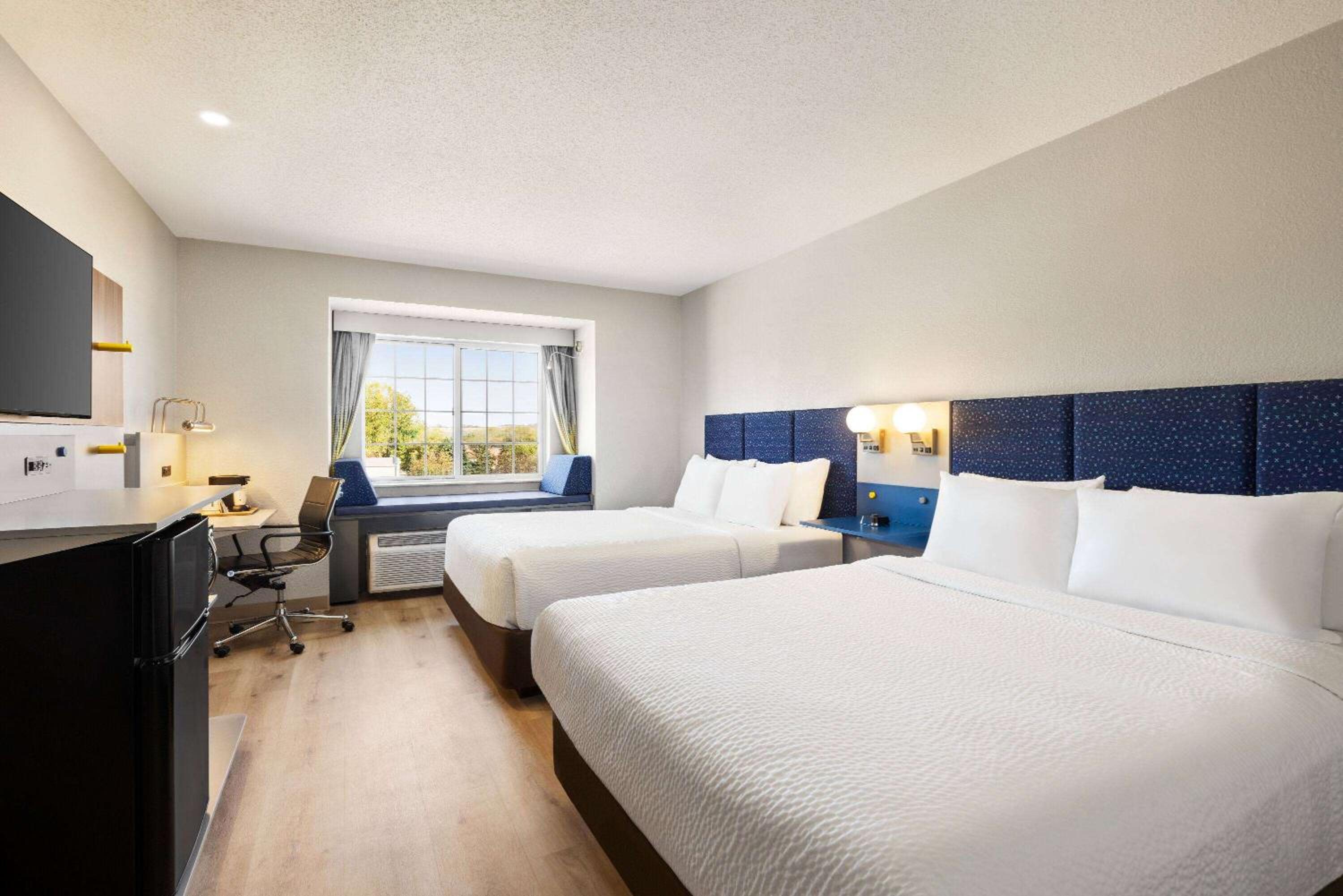 Queen Room with Two Queen Beds - Non-Smoking - Photo 1