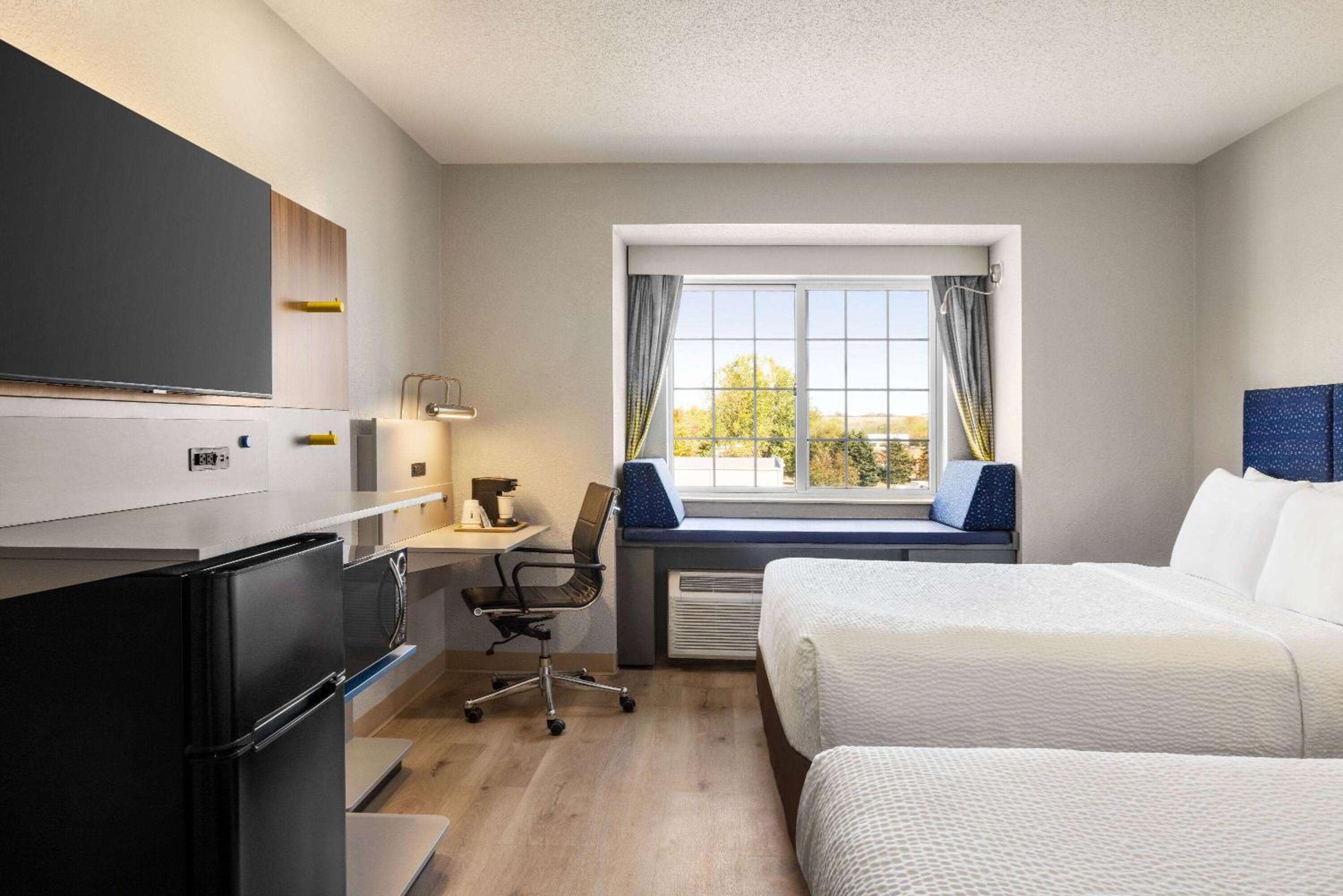 Queen Room with Two Queen Beds - Non-Smoking - Photo 4