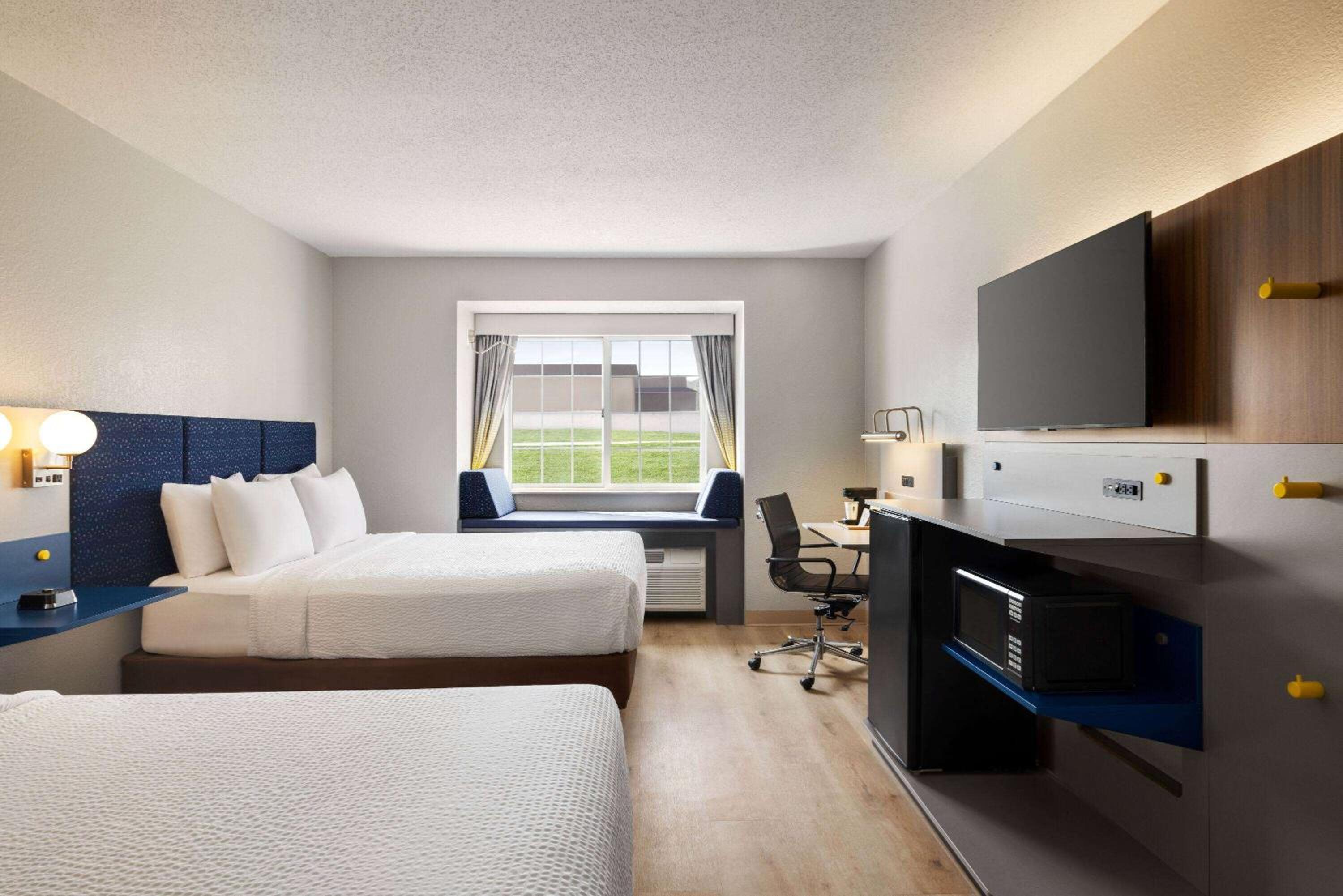 Queen Room with Two Queen Beds - Disability Access/Non-Smoking - Photo 4