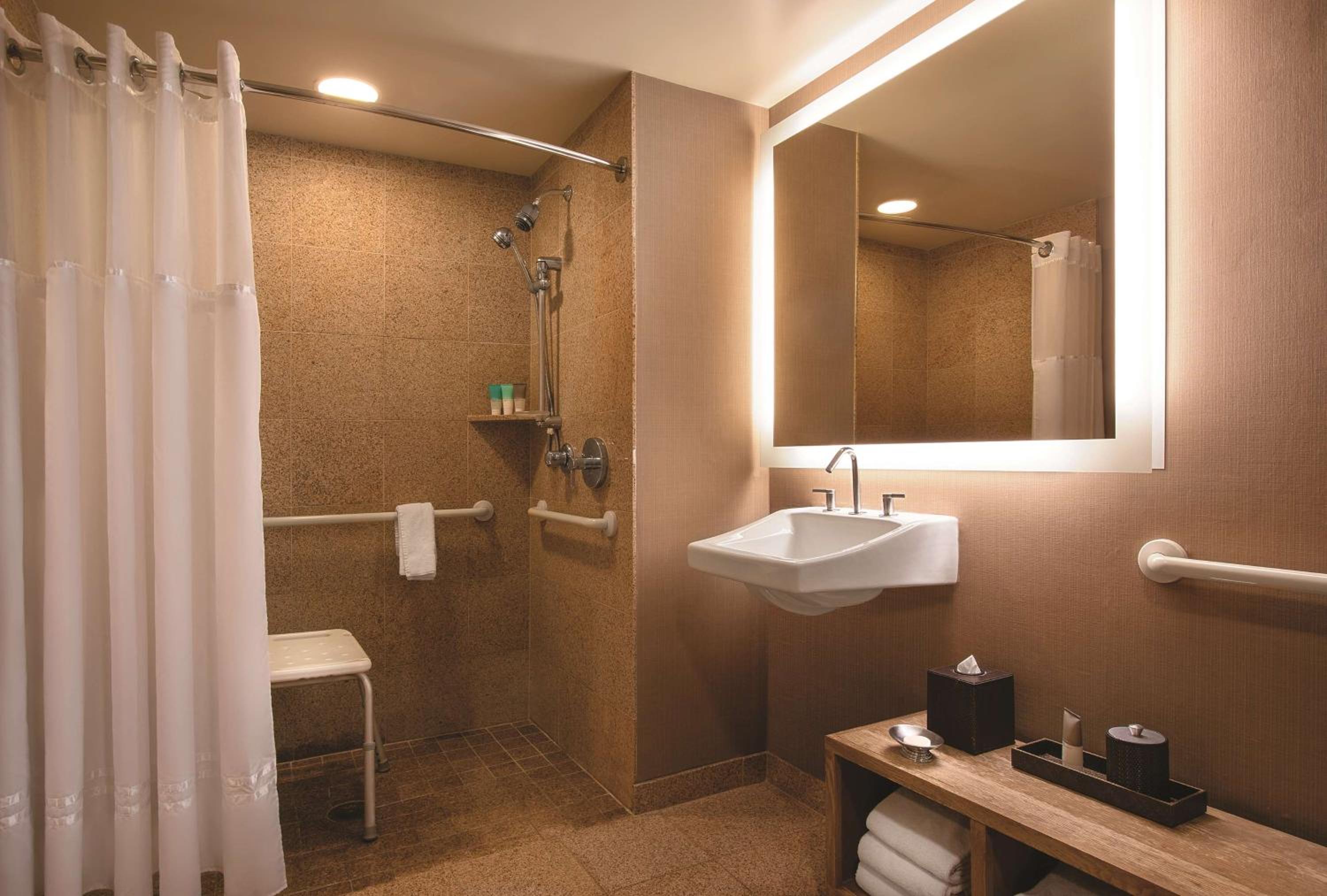 King Room with Accessible Shower - Disability Access - Photo 3