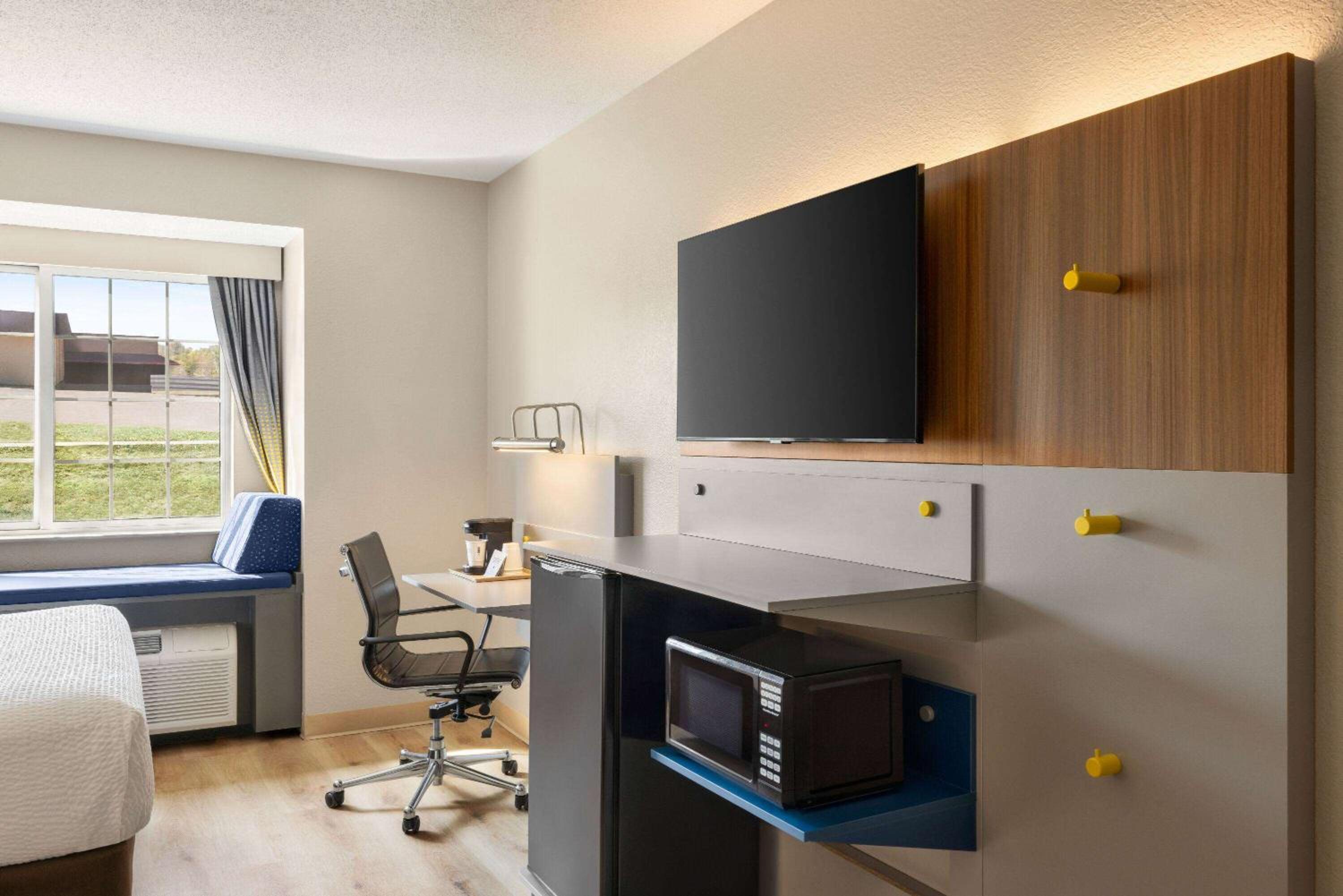 Queen Room with Two Queen Beds - Disability Access/Non-Smoking - Photo 2