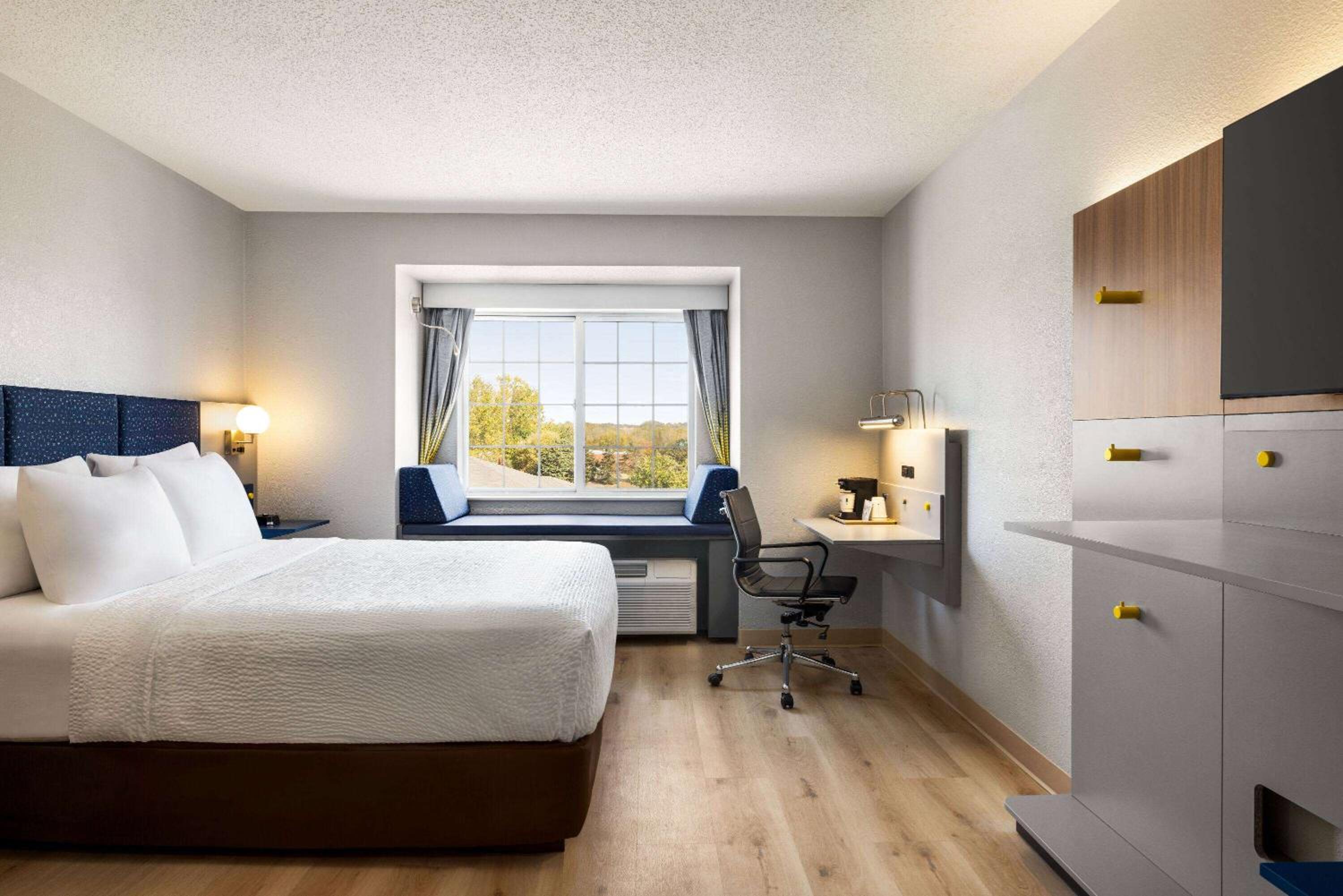 Queen Studio Suite, Non-Smoking  - Photo 1