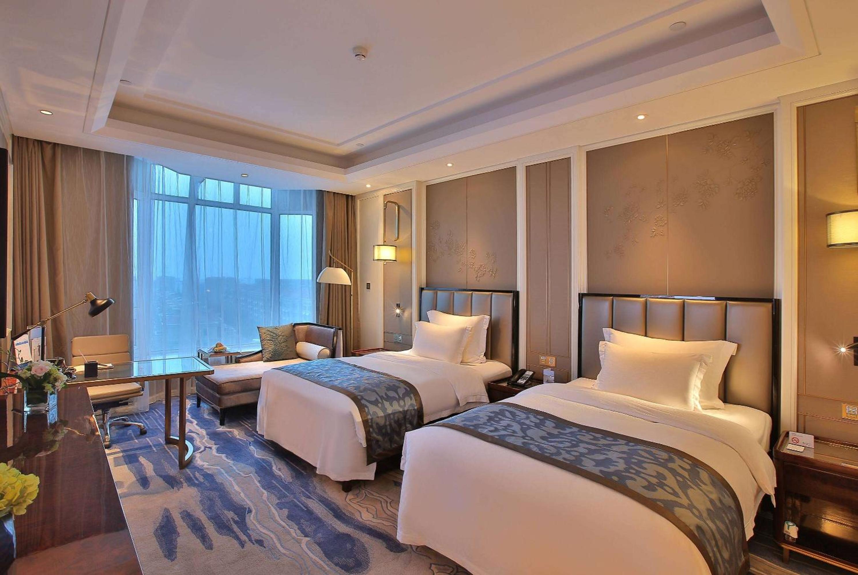 Elegant Executive Room with Twin Bed (inclusive First Day Mini Bar & Welcome Fruit & Cookies + Daily One Self-Service Laundry Voucher) - Photo 1