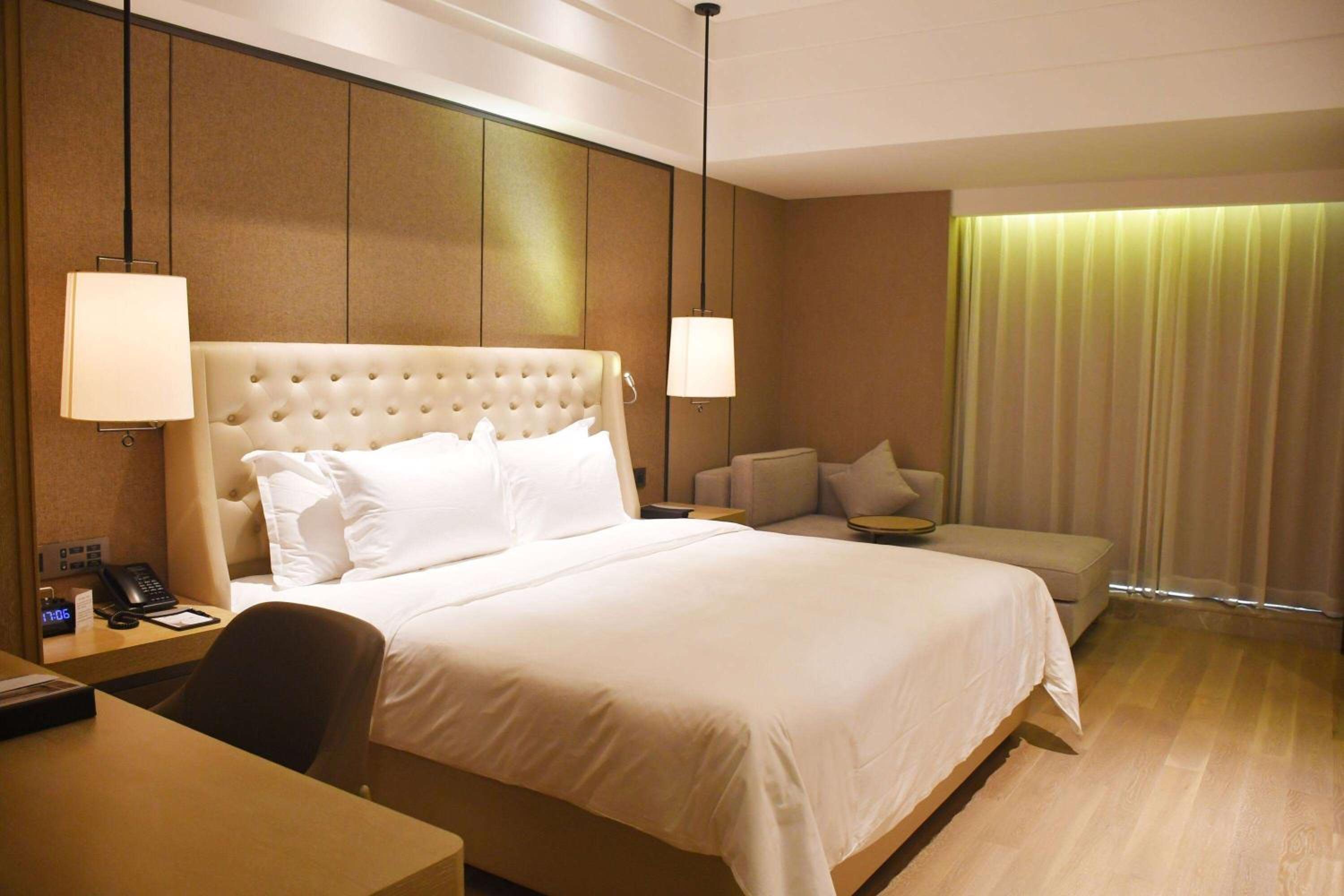 Deluxe King Room - Smoking - Photo 1