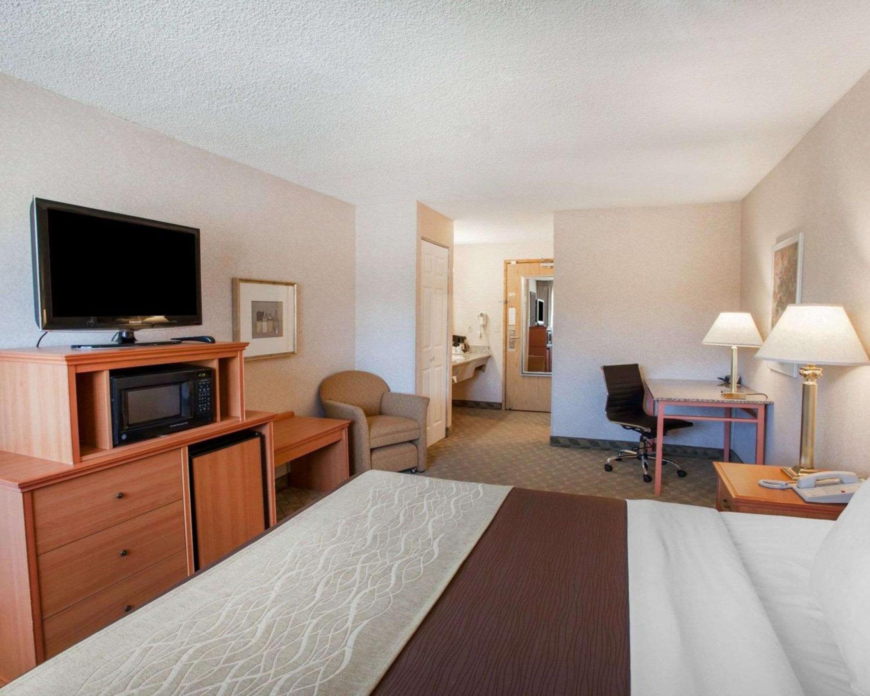 King Room - Non-Smoking - Photo 2