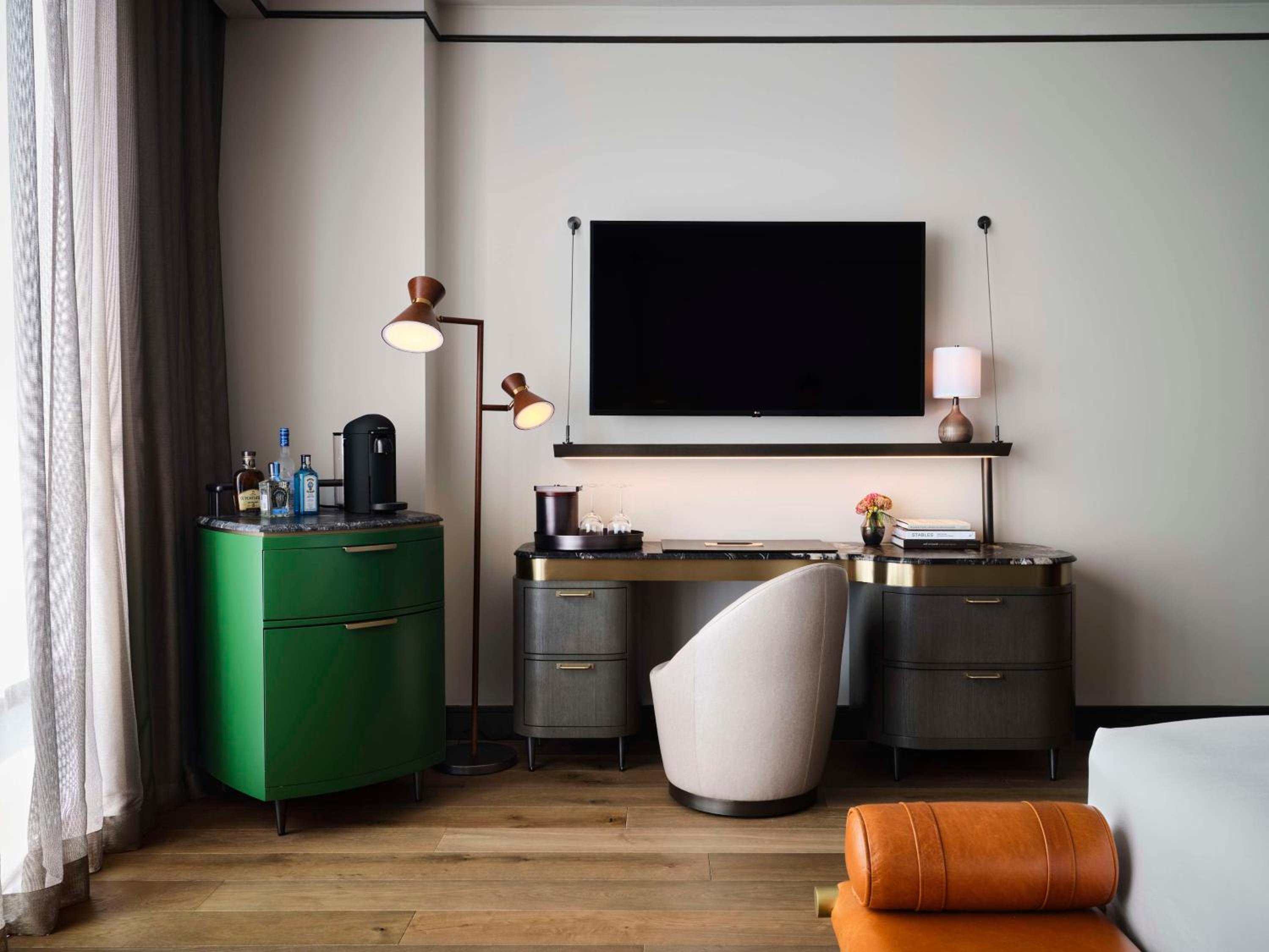 Junior King Suite With City View - Photo 11