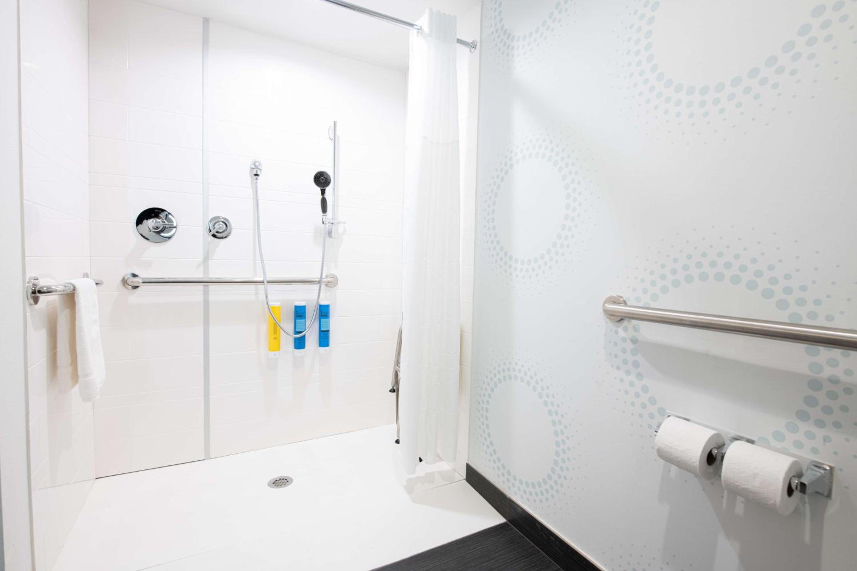 Queen Room with Two Queen Beds and Roll-In Shower - Mobility Access - Photo 5