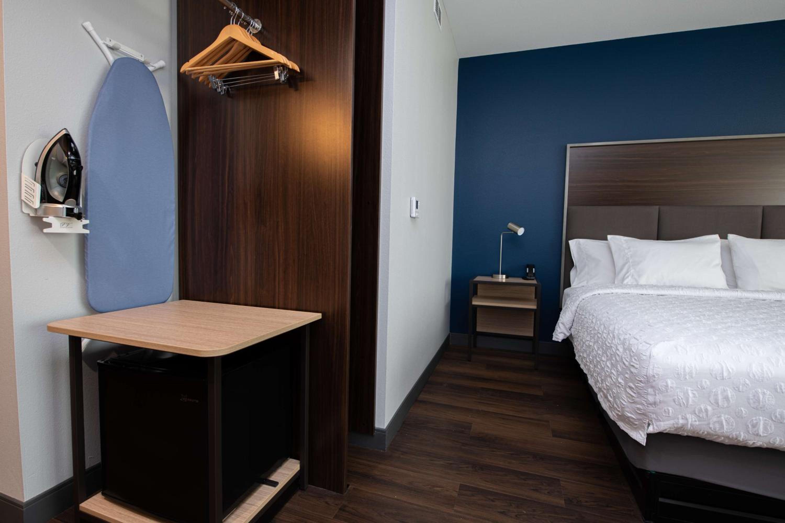 King Room with Accessible Tub - Mobility Access - Photo 1