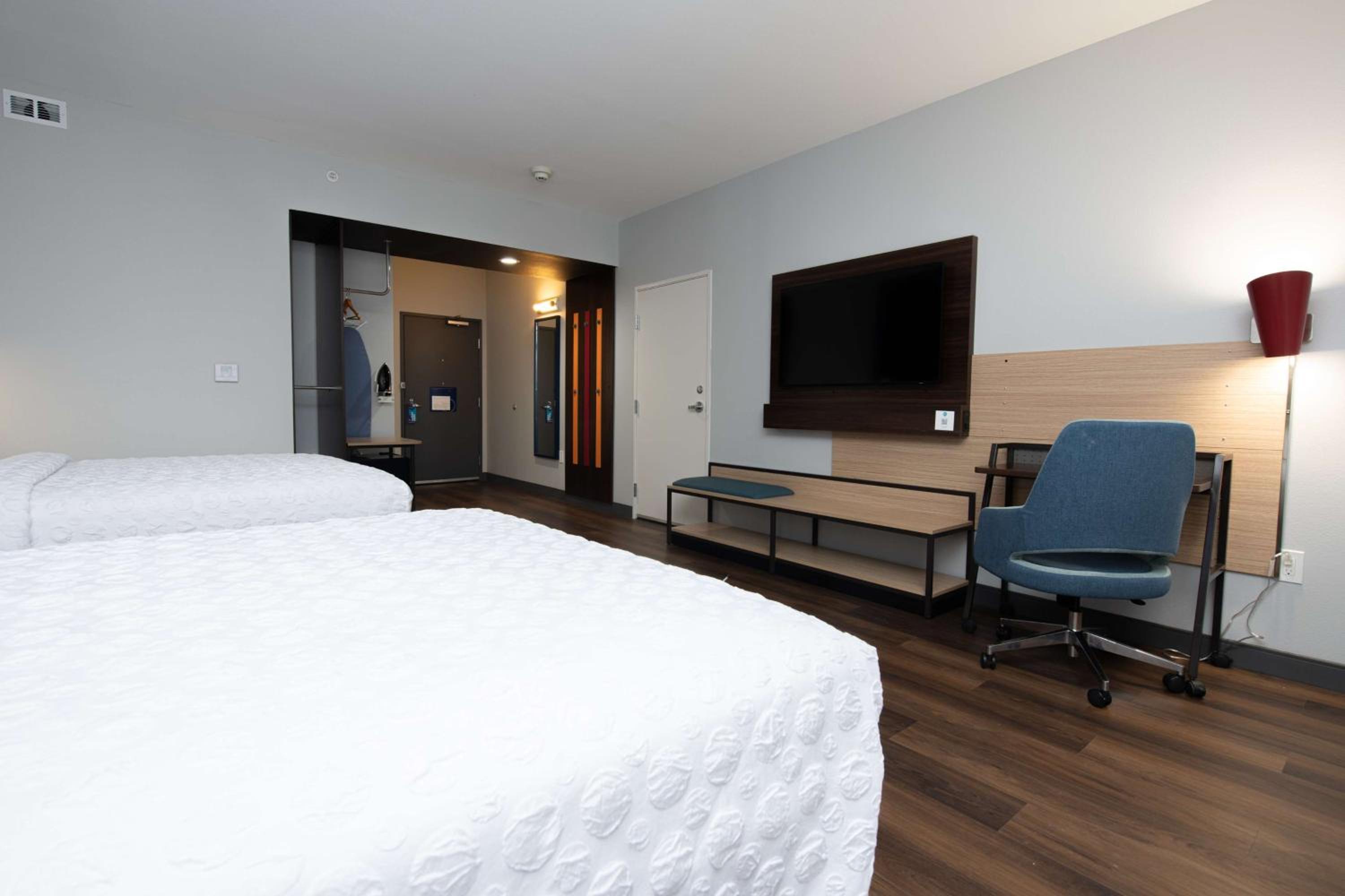 Queen Room with Two Queen Beds and Roll-In Shower - Mobility Access - Photo 1