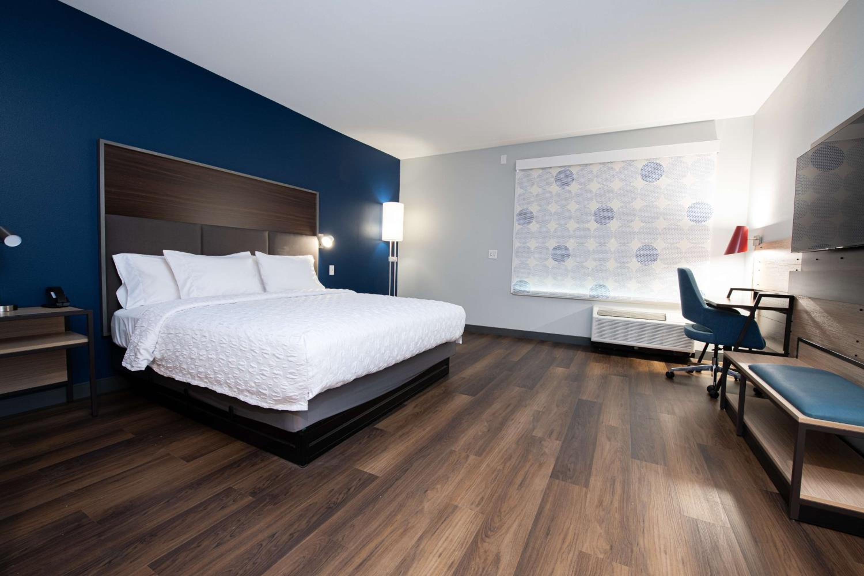 King Room with Accessible Tub - Mobility Access - Photo 2