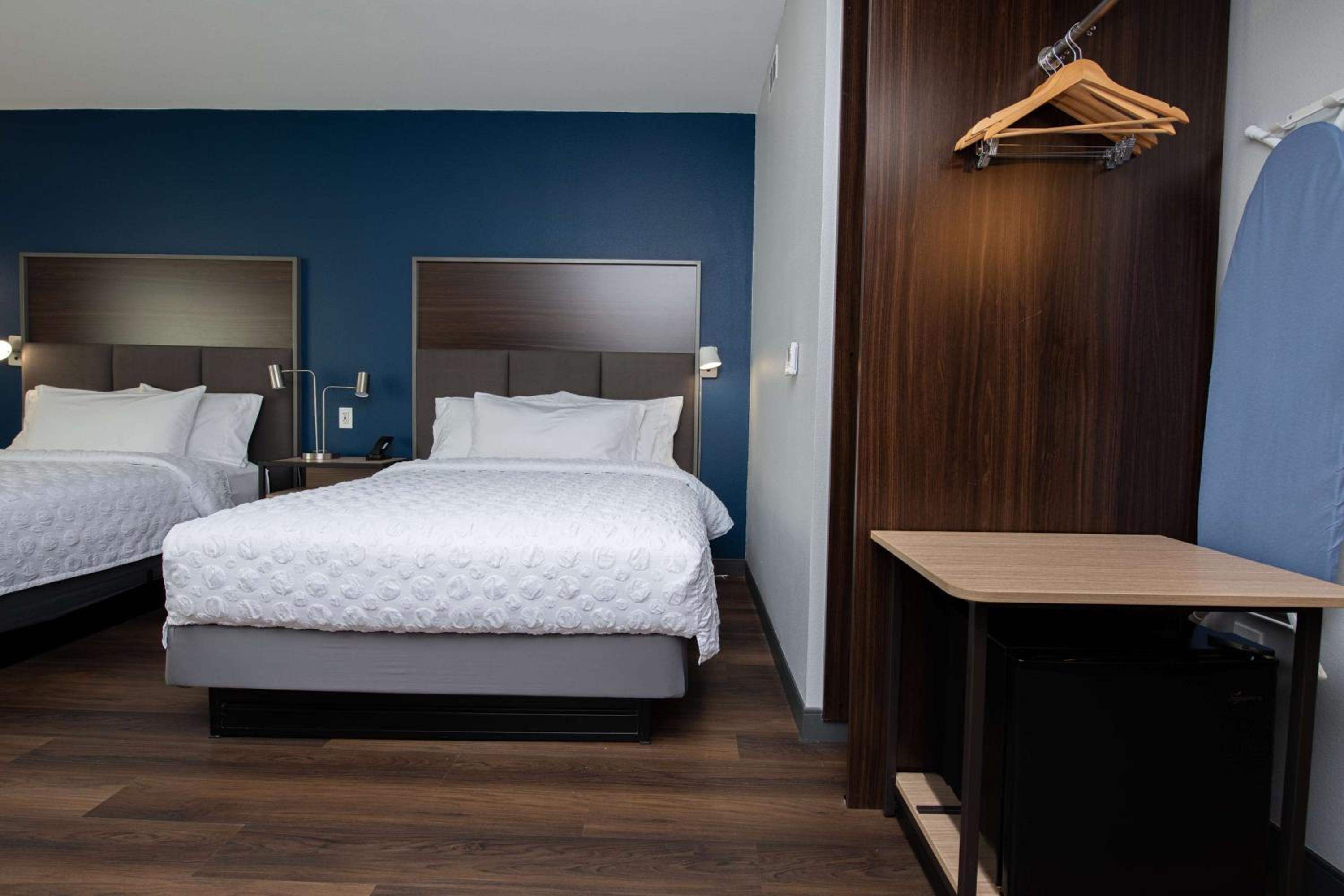 Queen Room with Two Queen Beds and Roll-In Shower - Mobility Access - Photo 2