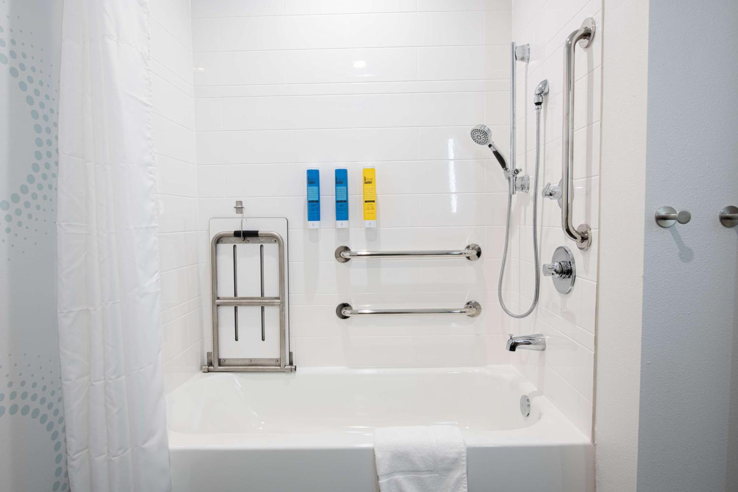 King Room with Accessible Tub - Mobility Access - Photo 4