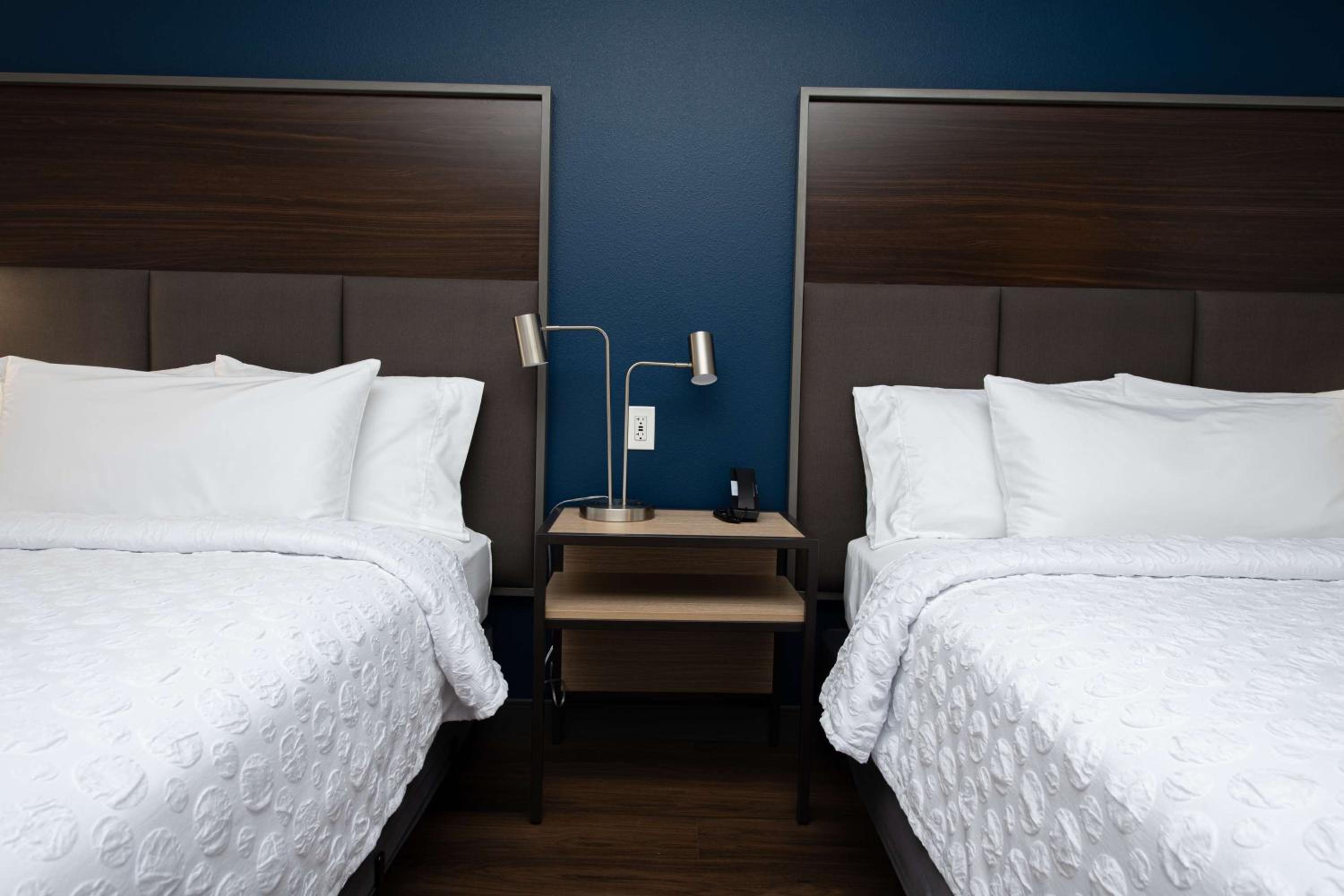 Queen Room with Two Queen Beds and Roll-In Shower - Mobility Access - Photo 3