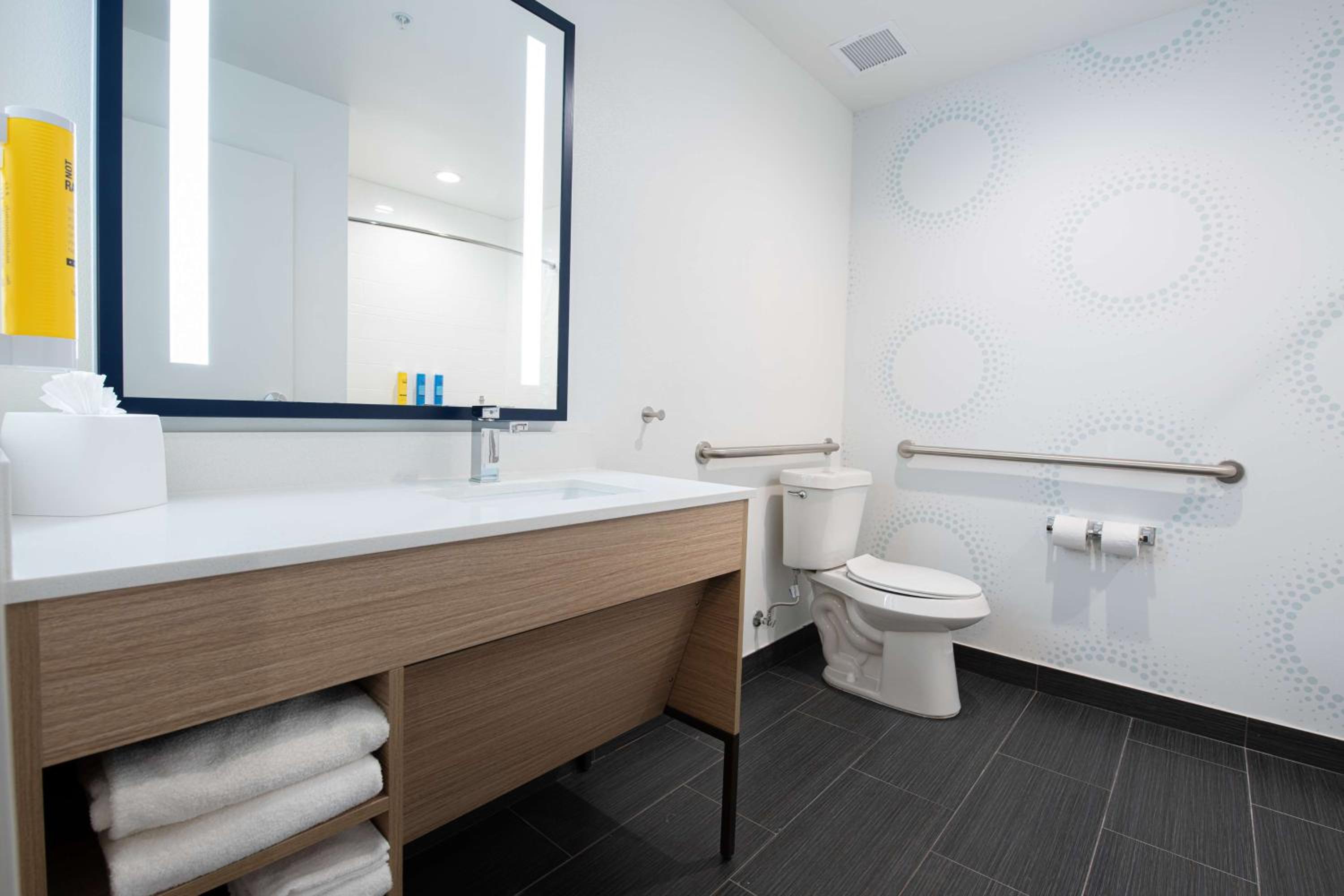 Queen Room with Two Queen Beds and Roll-In Shower - Mobility Access - Photo 4