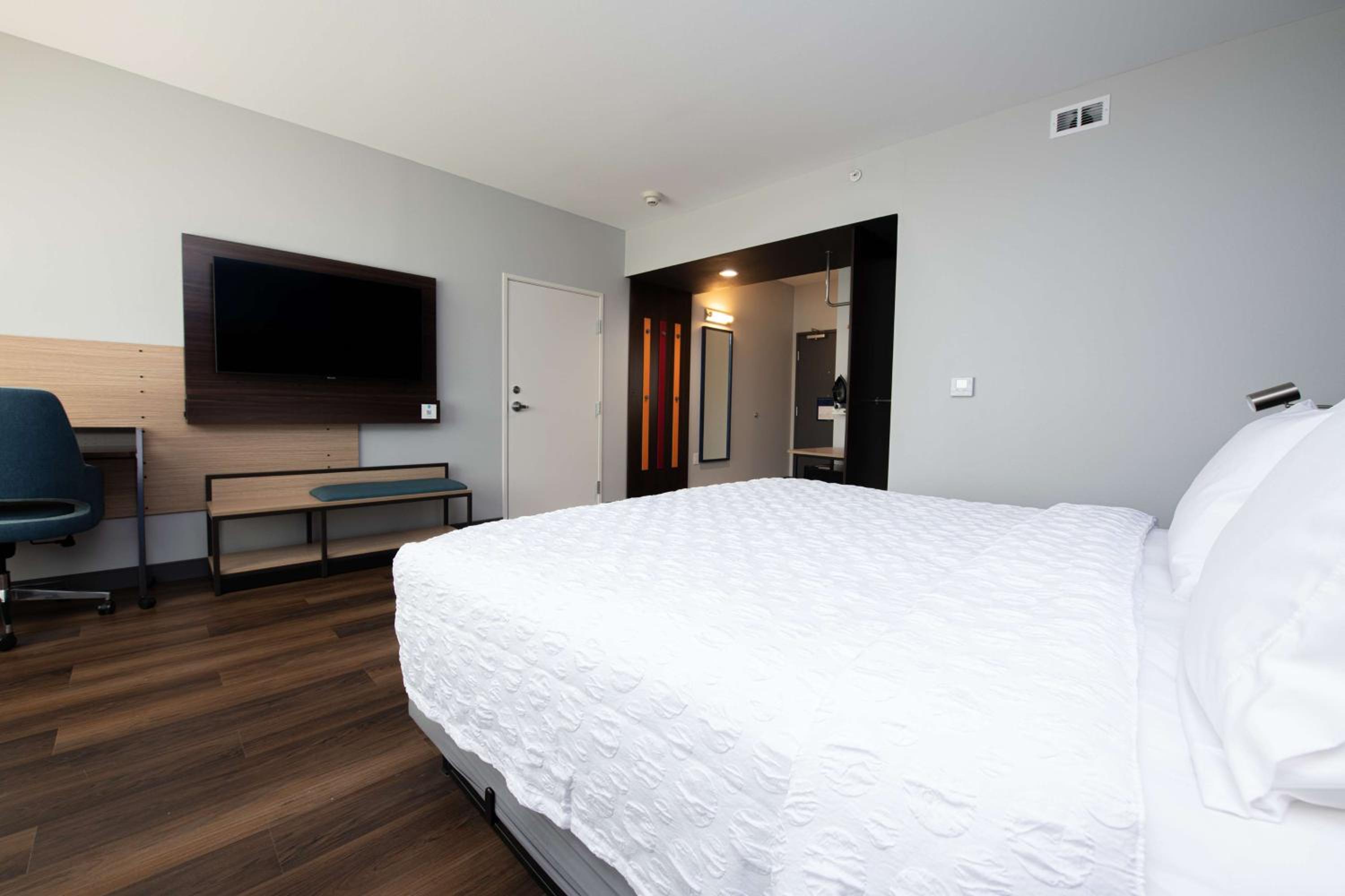 King Room with Accessible Tub - Mobility Access - Photo 6