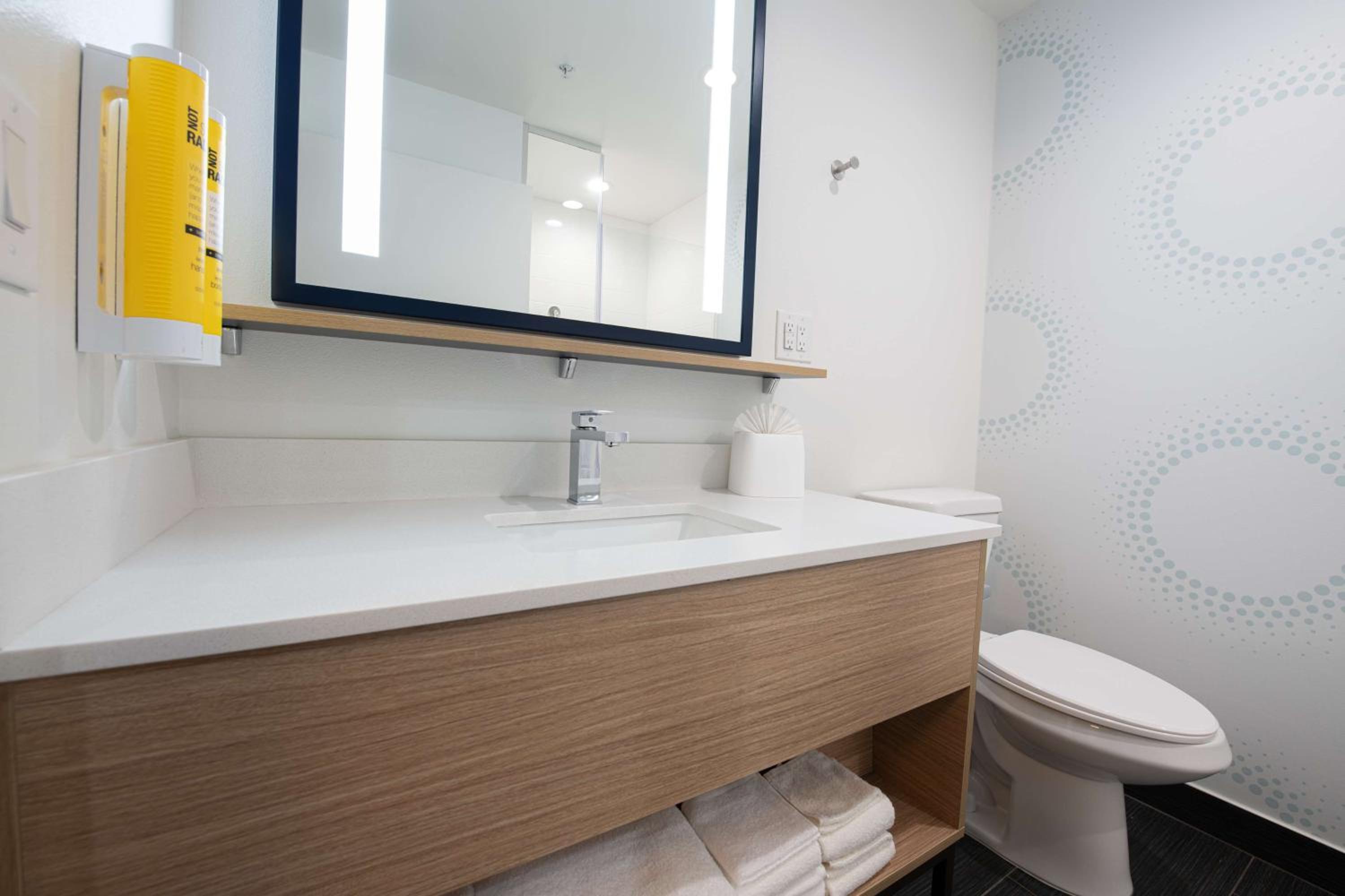 Queen Room with Two Queen Beds and Walk-In Shower - Photo 4