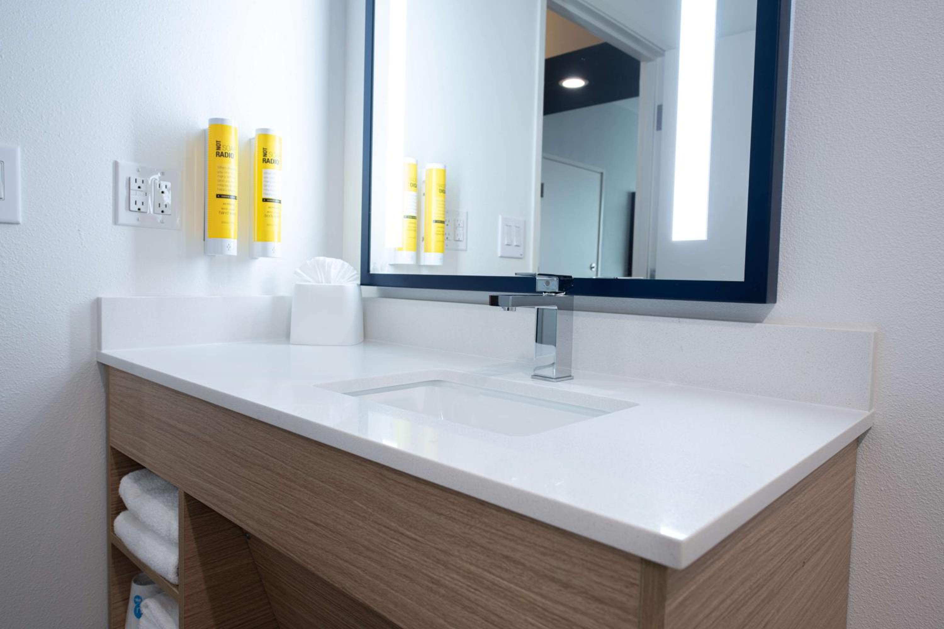 King Room with Accessible Tub - Mobility Access - Photo 5