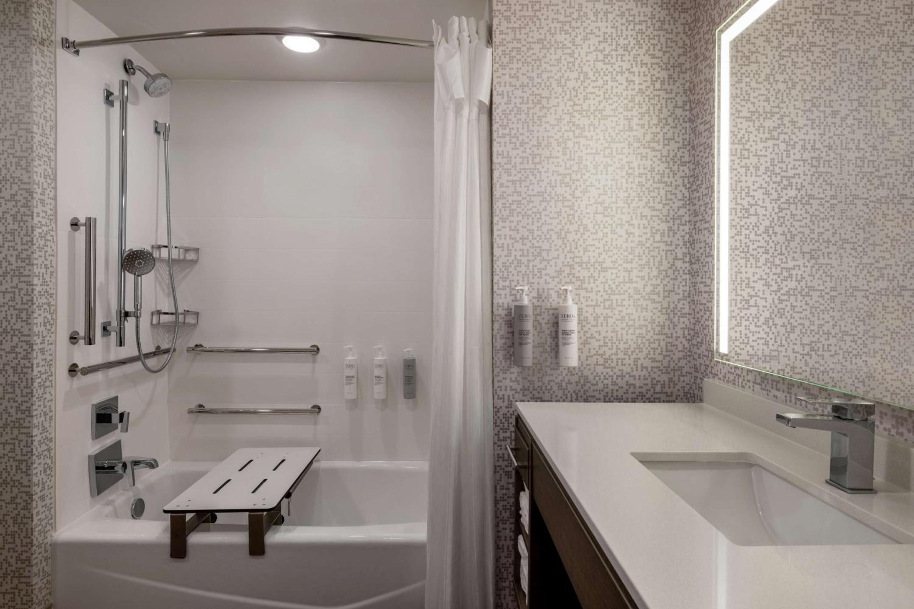 King Studio Suite - Hearing Access - Photo 4