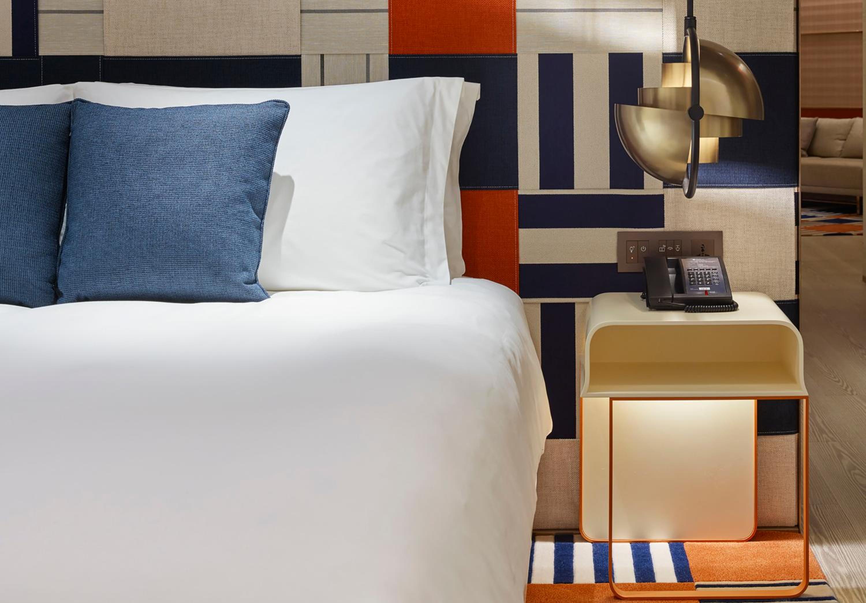 1 King Bed One-Bedroom Suite Dining Park View