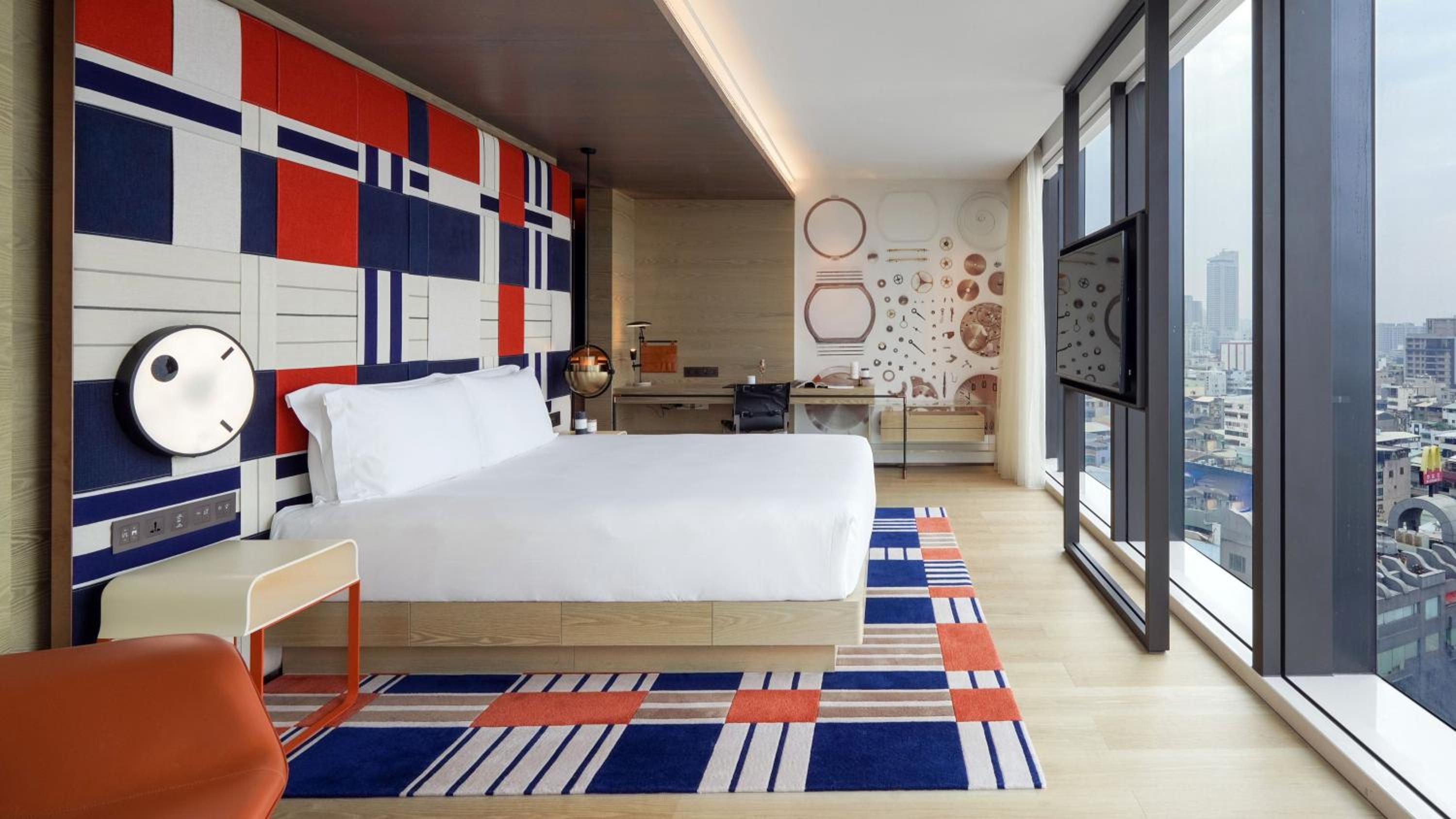 1 King Bed One-Bedroom Suite Dining Park View thumbnail 6