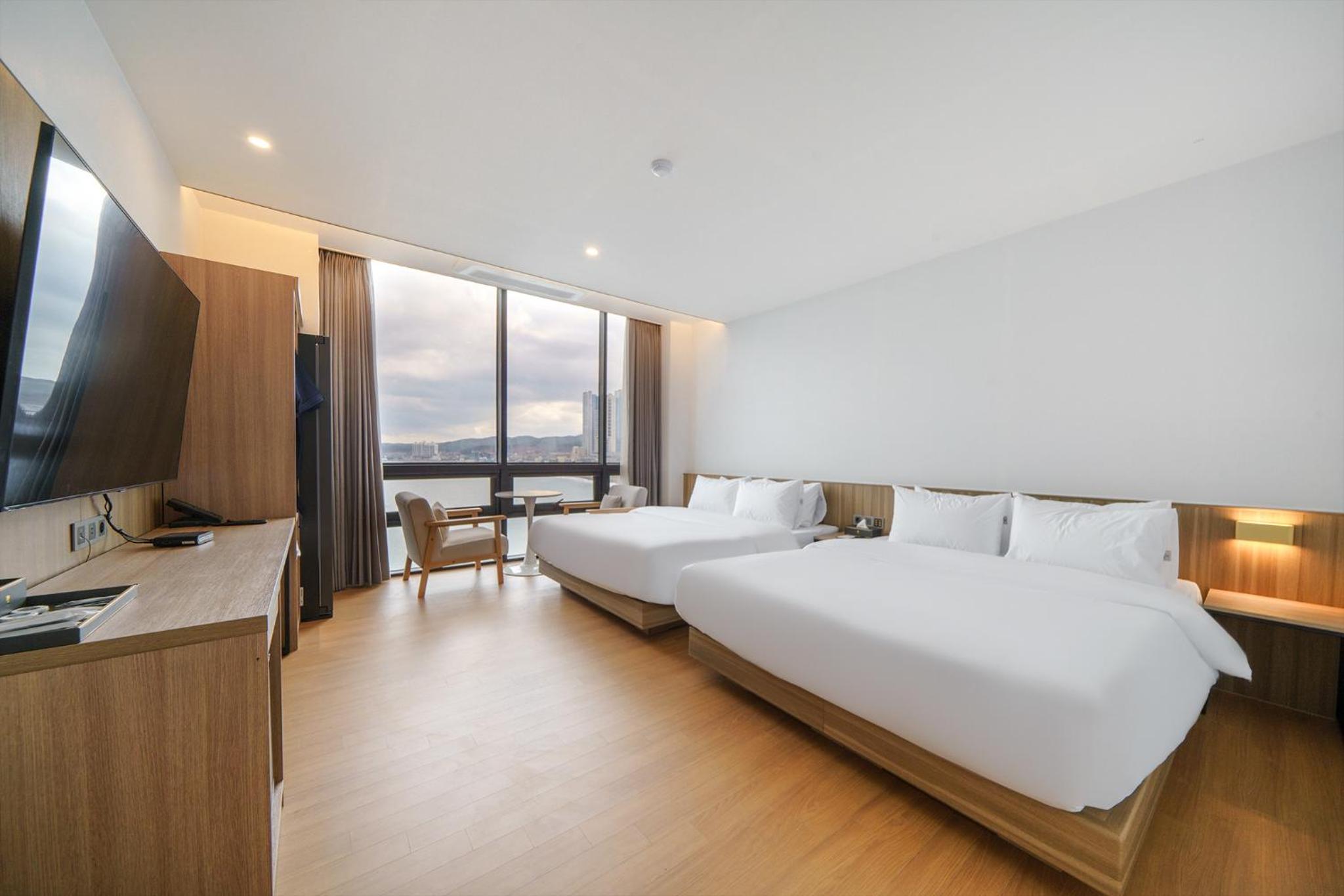 Family Room with Sea View photo 1
