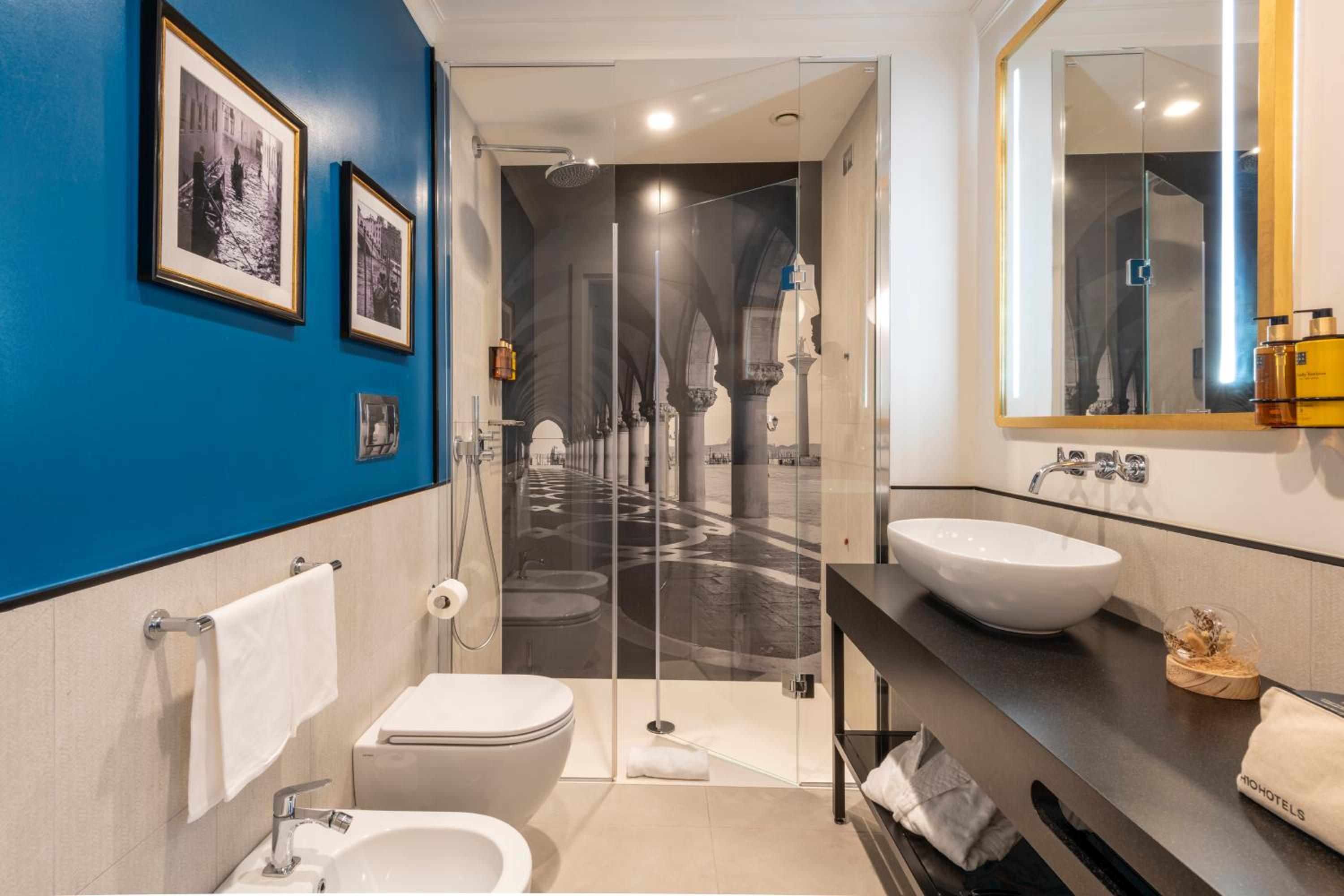 Deluxe Double Room thumbnail 6