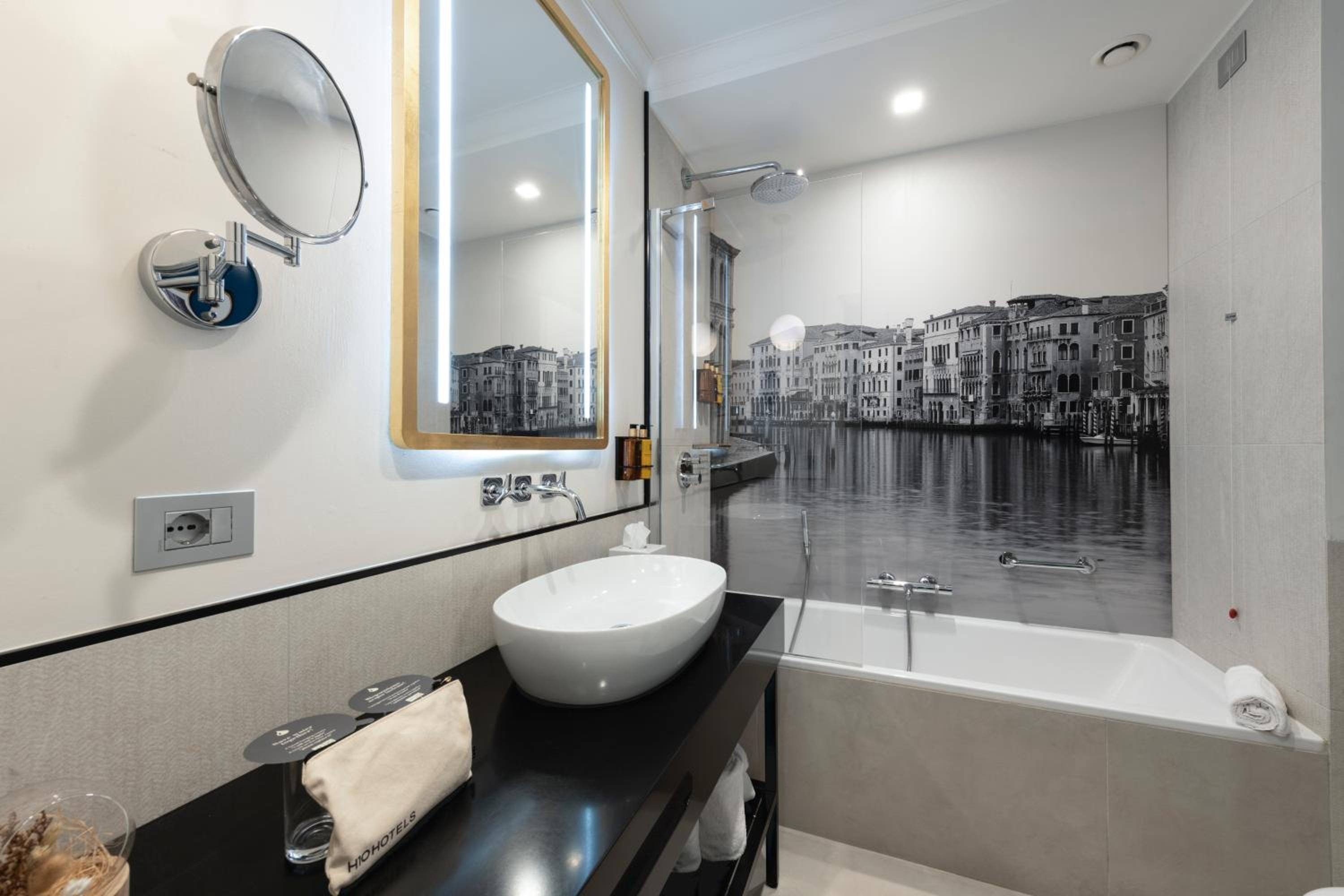 Superior Double or Twin Room thumbnail 6