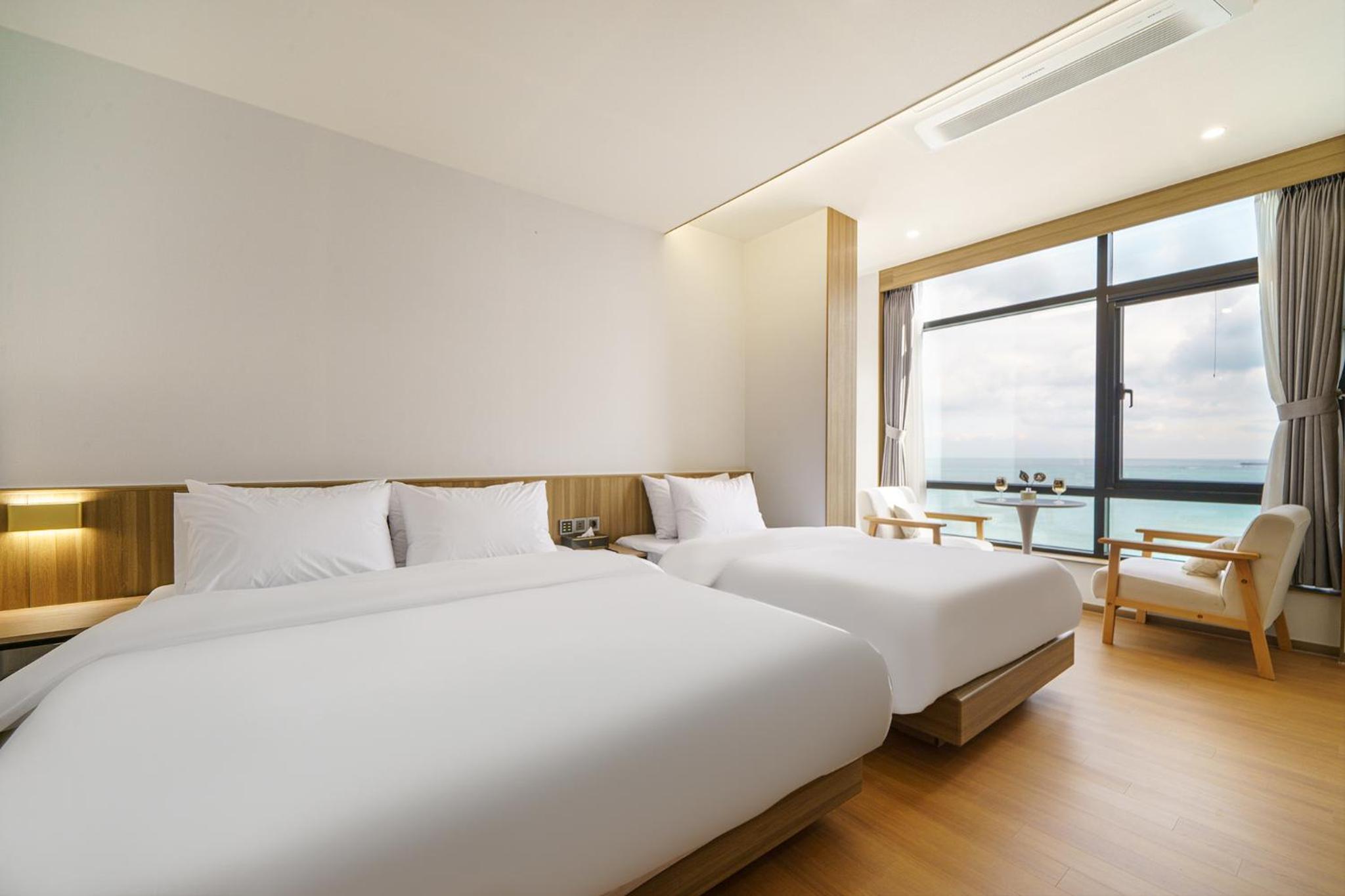 Deluxe Twin Room with Sea View - Photo 4