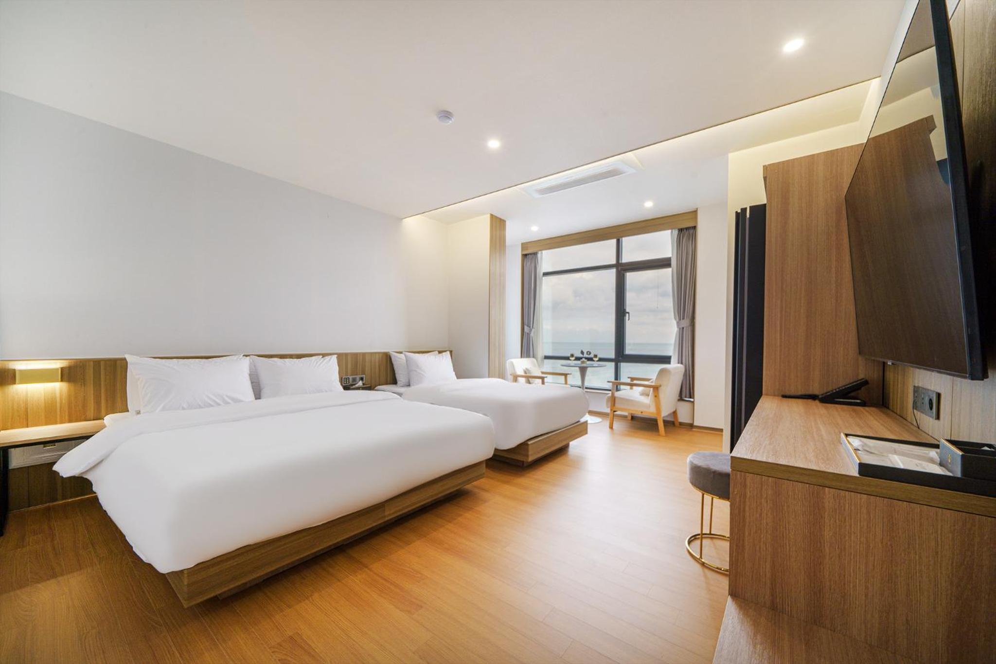 Deluxe Twin Room with Sea View - Photo 1