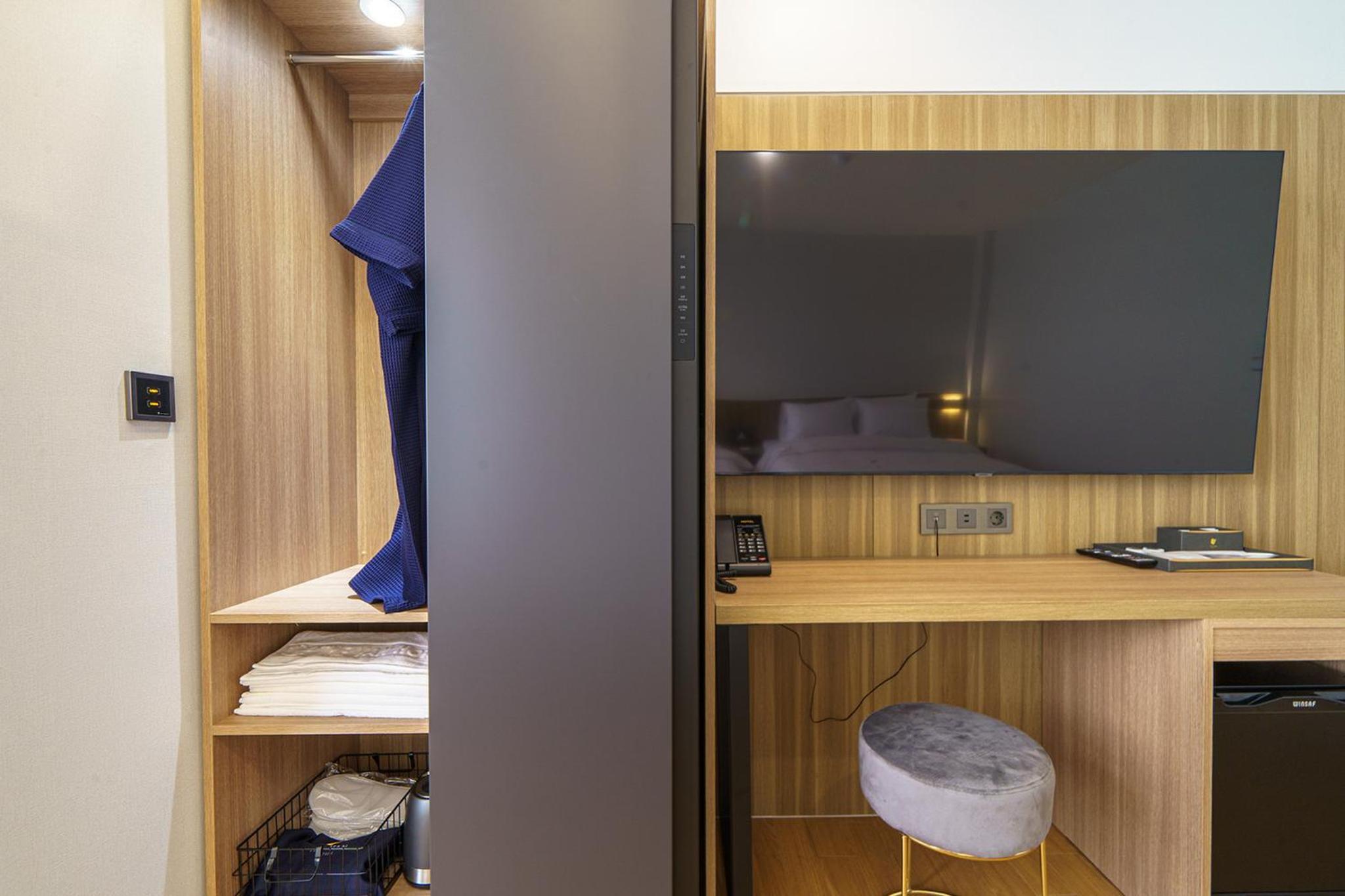 Deluxe Twin Room with Sea View - Photo 7