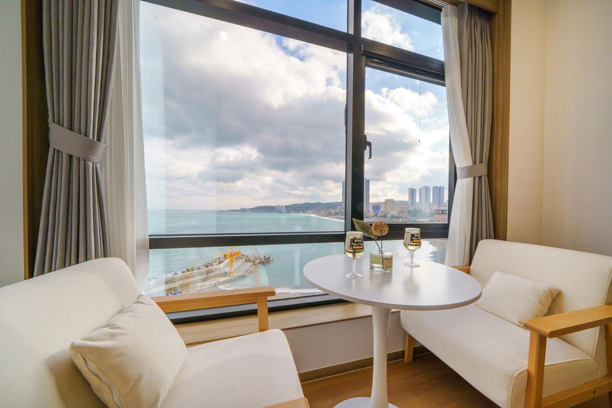 Deluxe Twin Room with Sea View - Photo 3