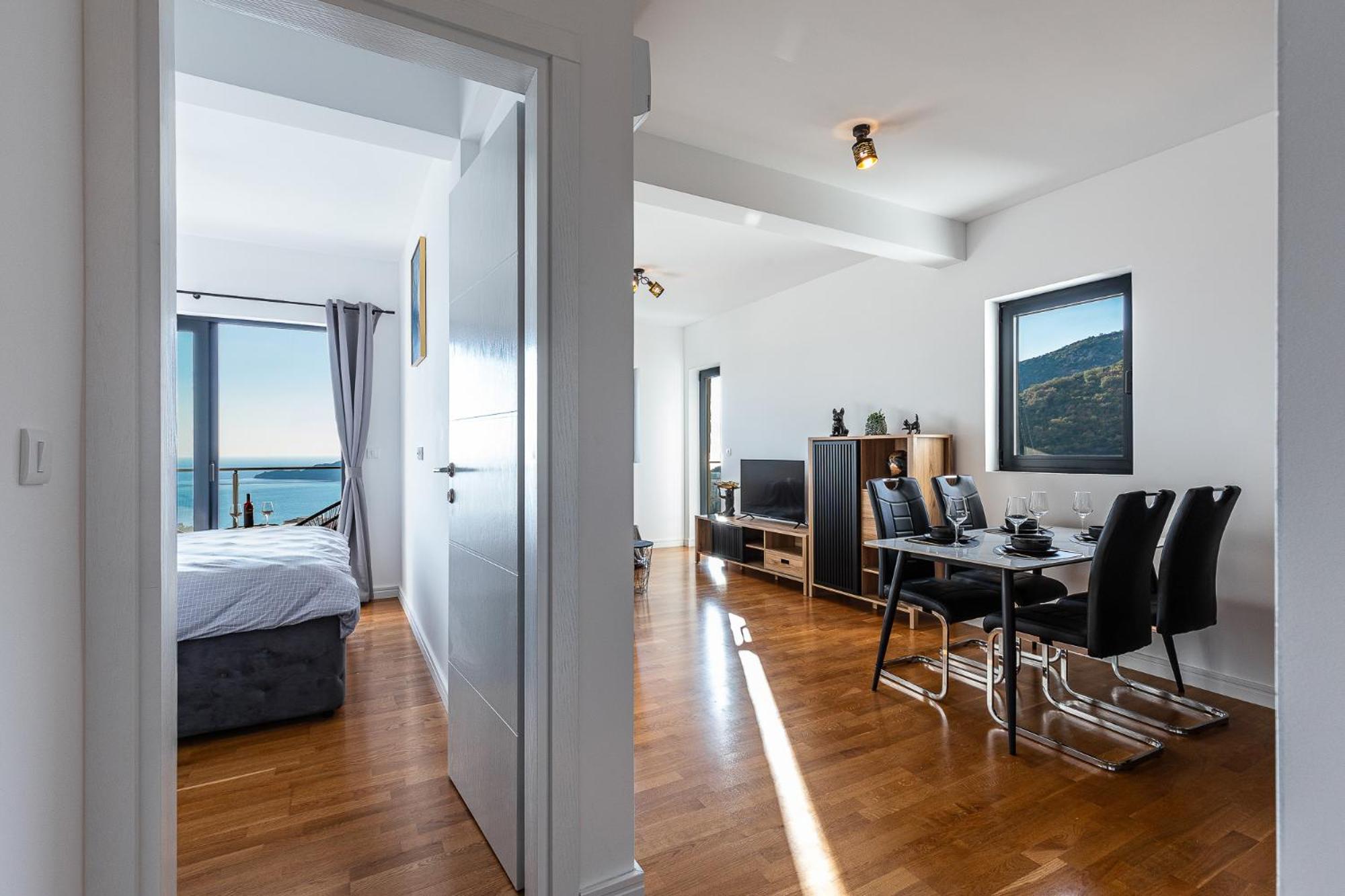One-Bedroom Apartment with Balcony and Sea View photo 2