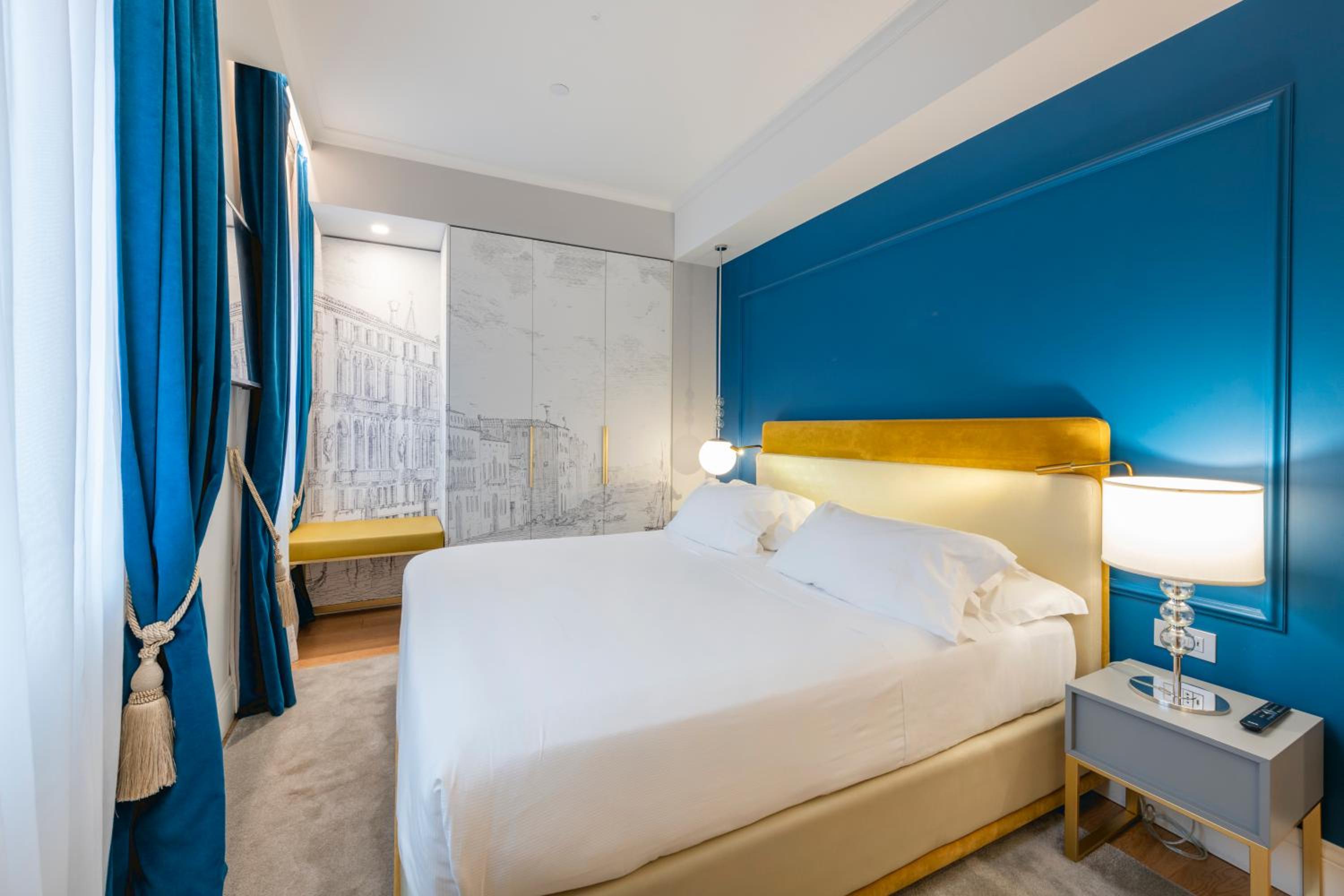 Superior Double or Twin Room with City View thumbnail 5