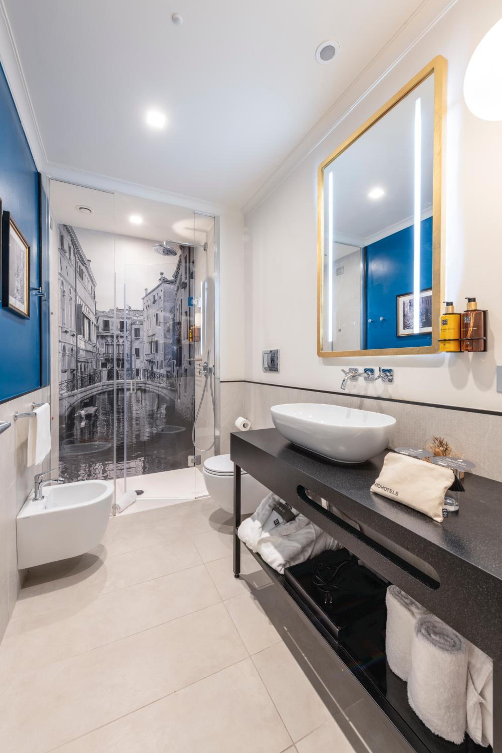 Superior Double or Twin Room with City View thumbnail 6