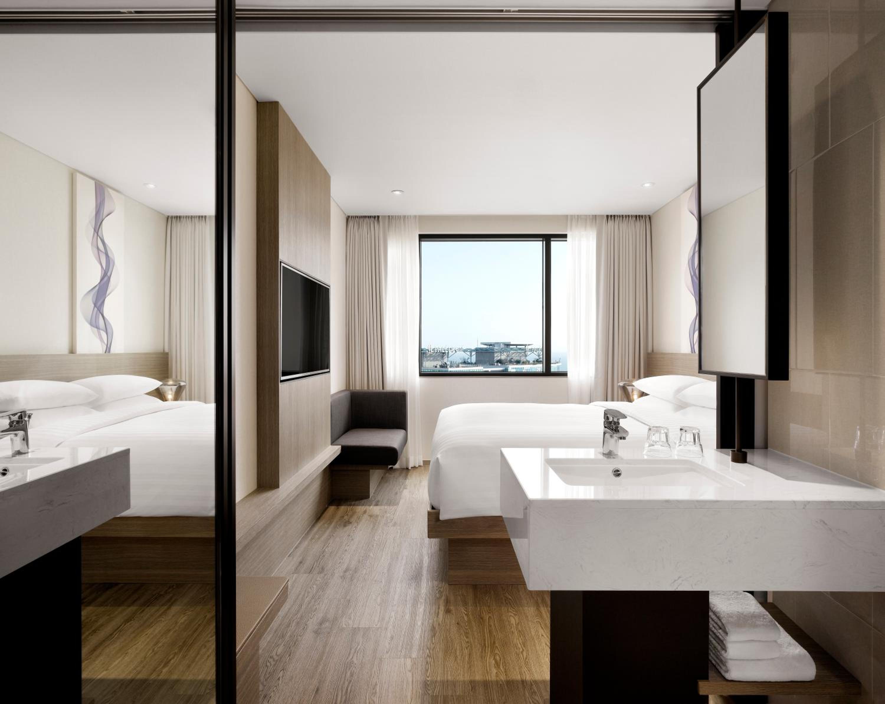 Standard Room - 1 King Bed with City View - Photo 3