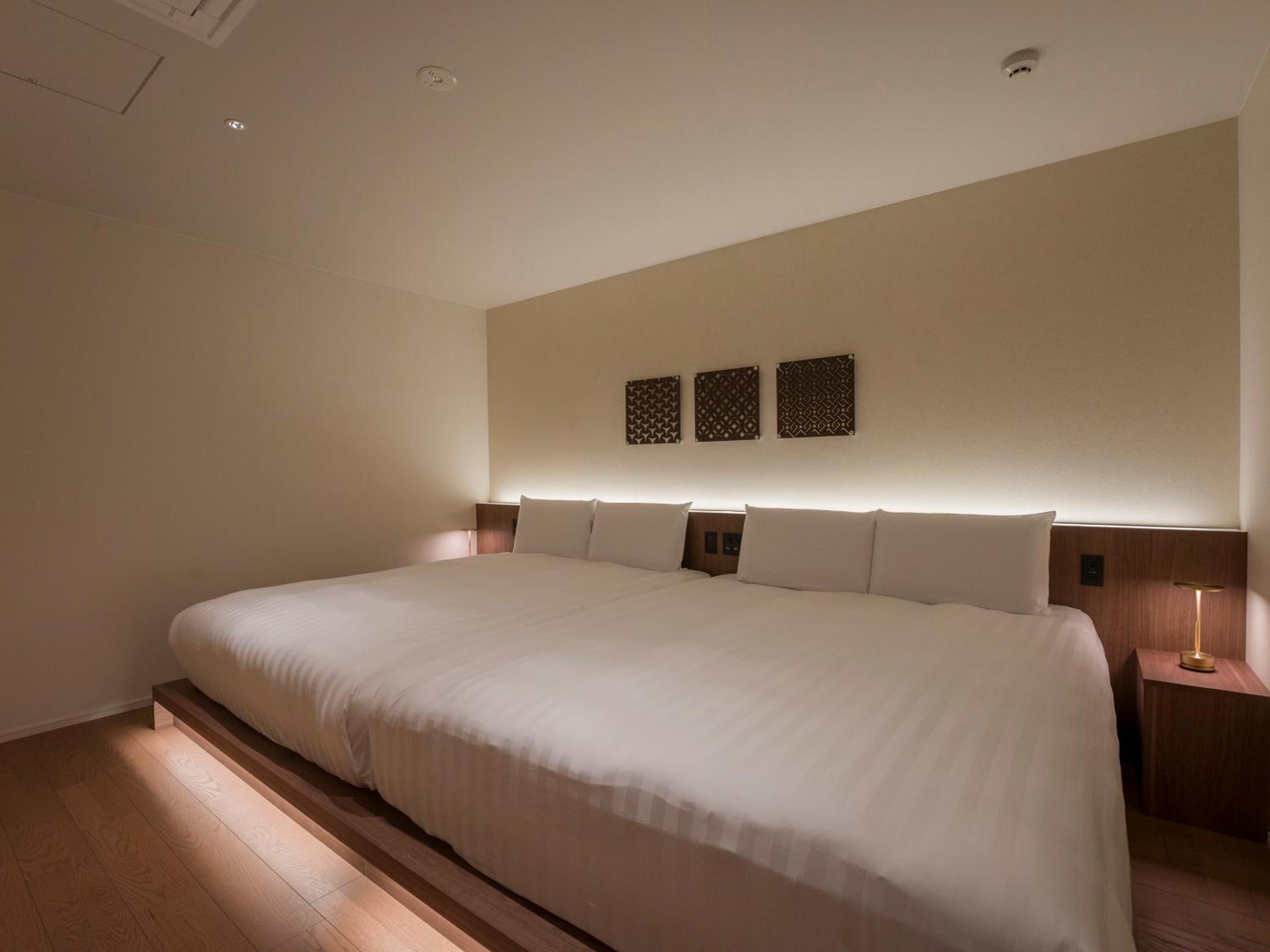 [D]2 Queen Beds + Japanese Futon Area (Dog-Friendly) - Photo 26
