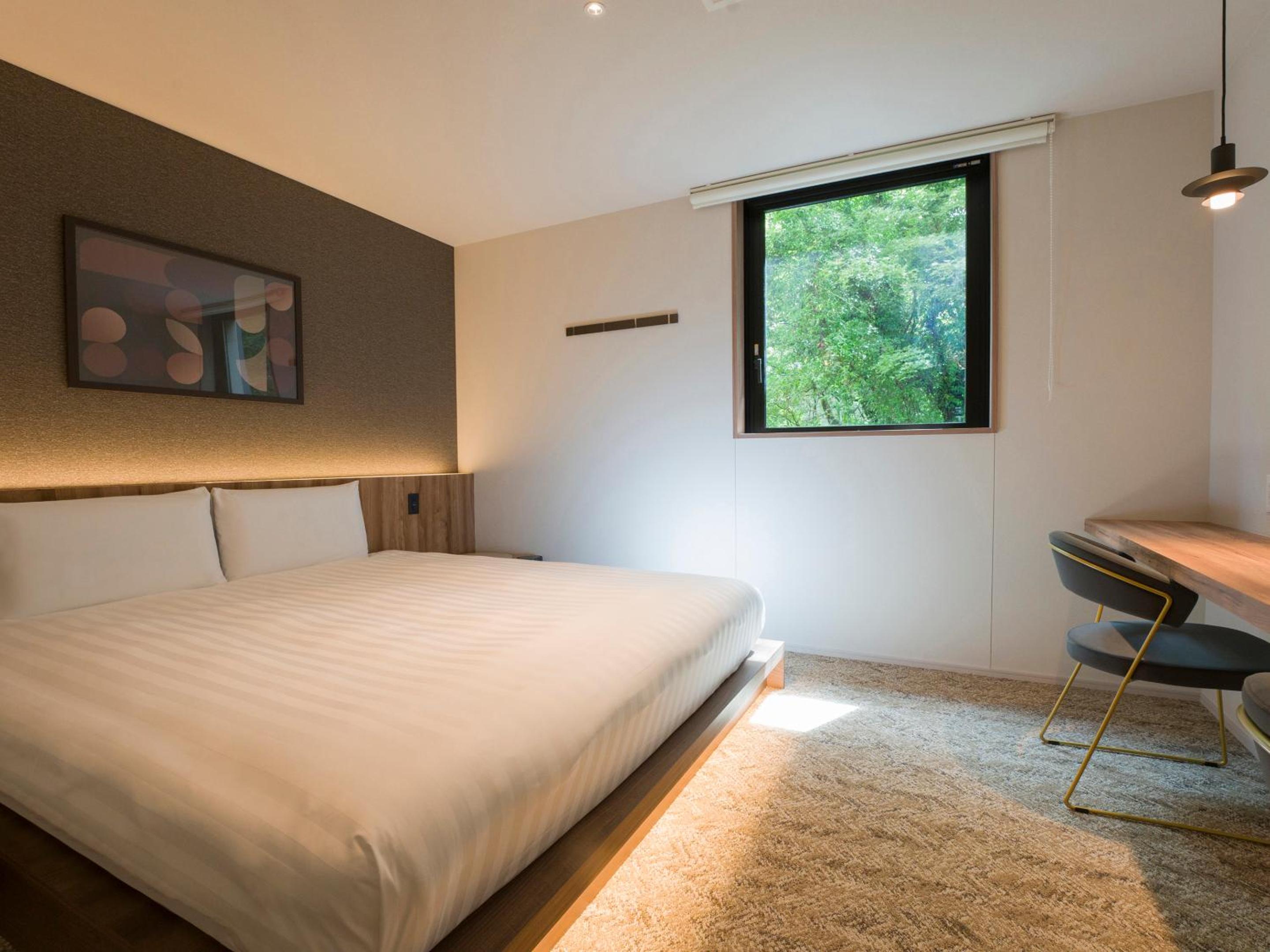 [C]2 Queen Beds + 1 King Bed - Photo 10