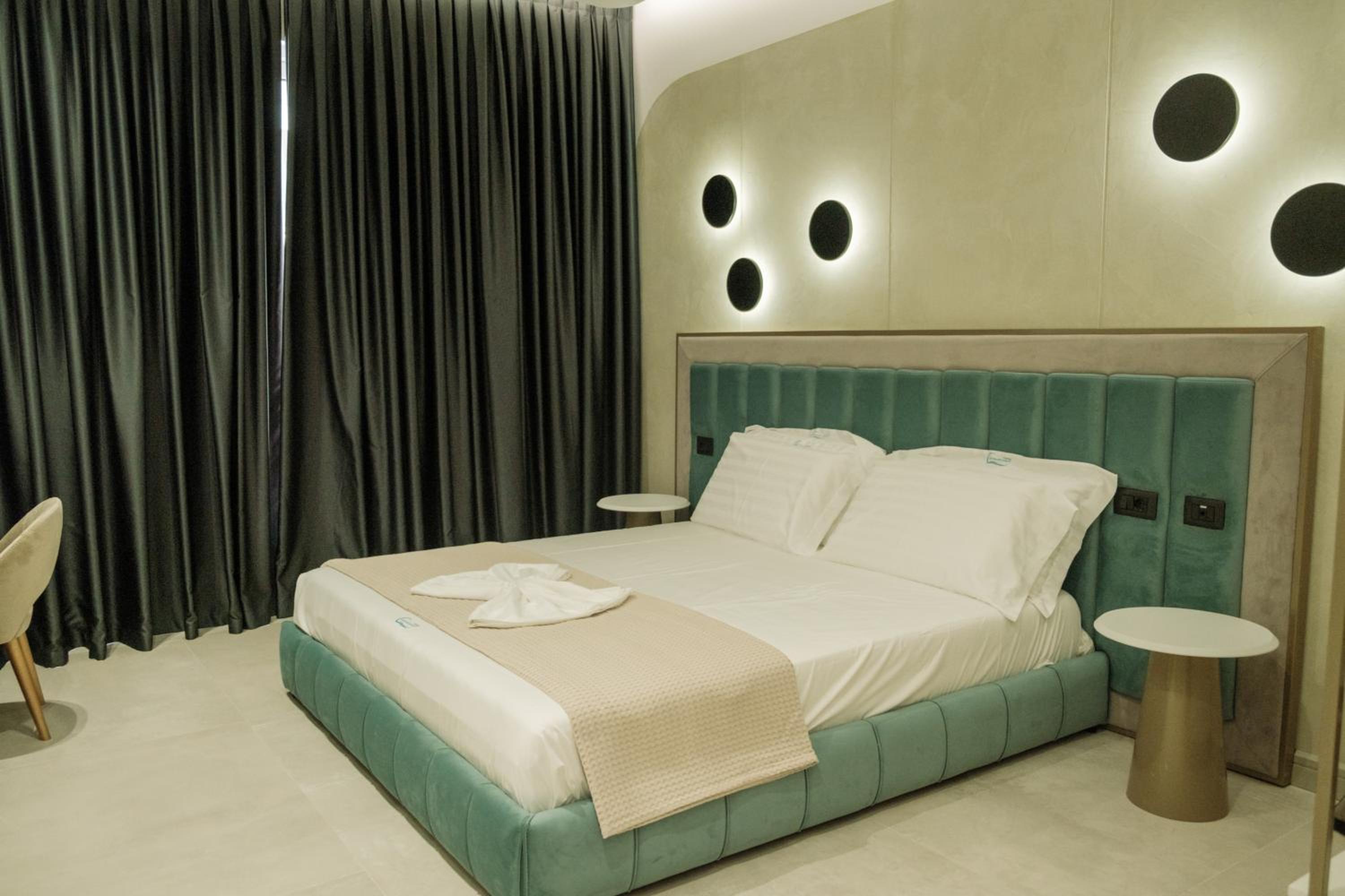Deluxe Double Room with Balcony photo 3
