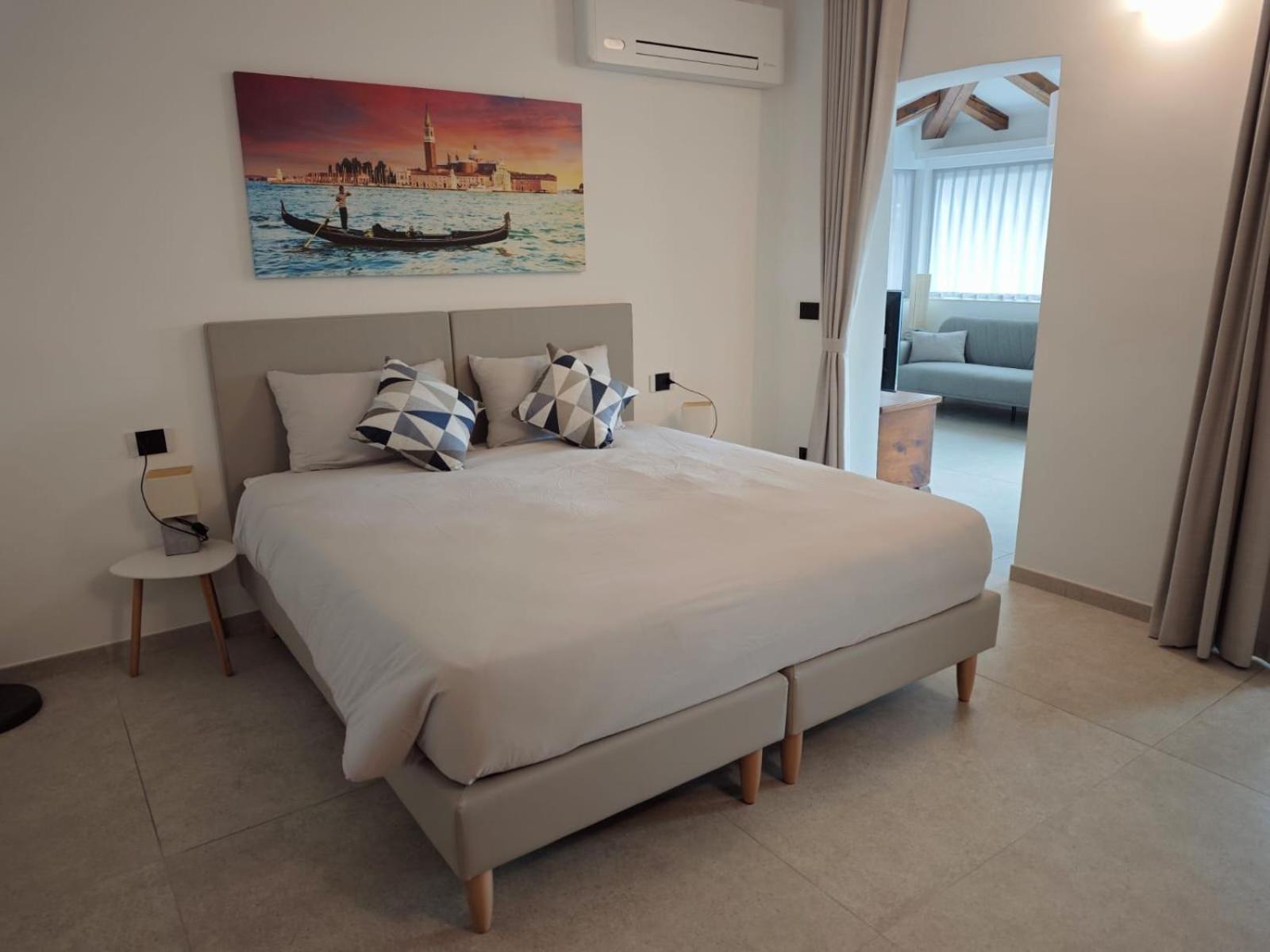 Studio Apartment with King Bed photo 1