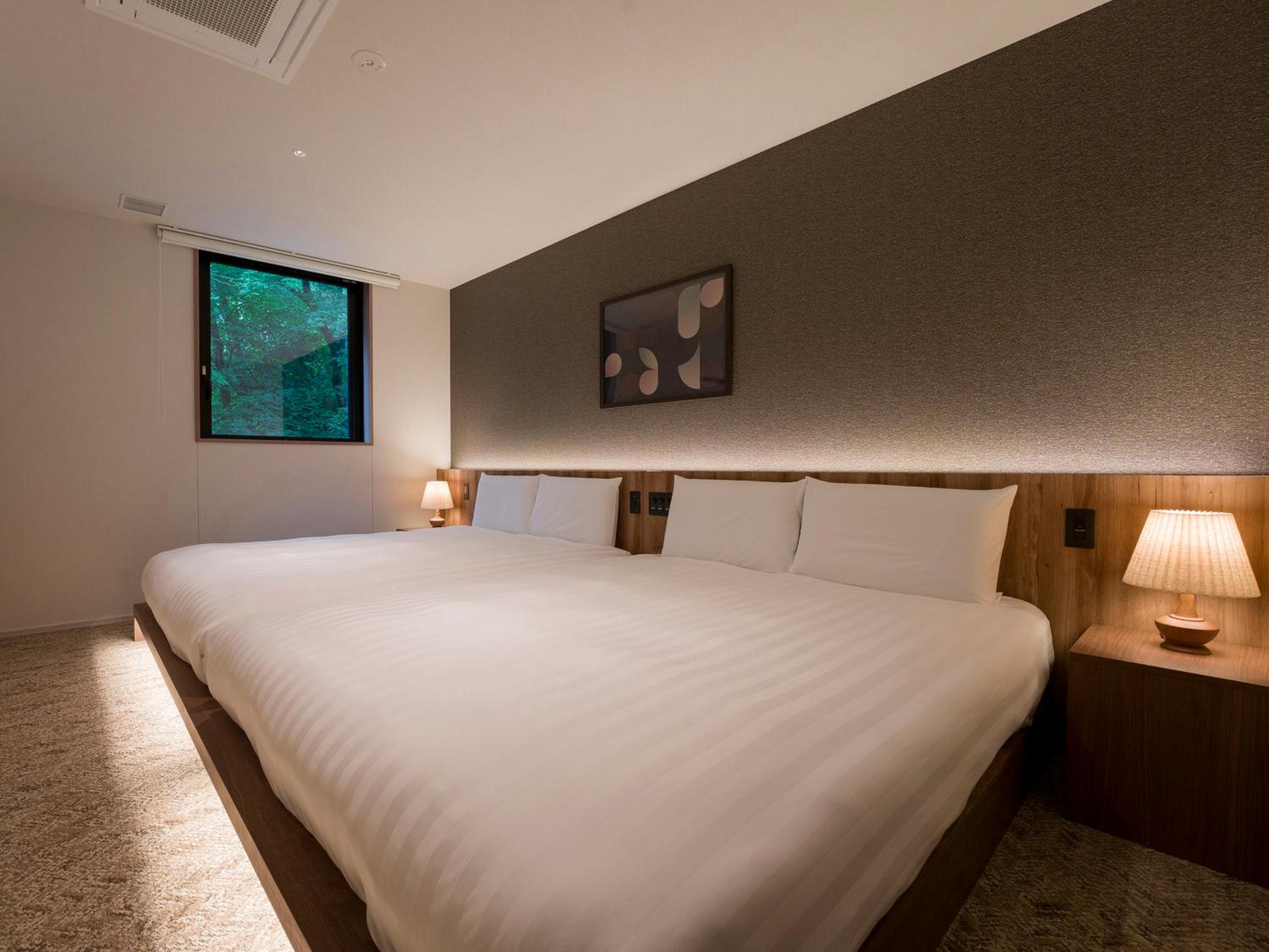 [C]2 Queen Beds + 1 King Bed - Photo 13