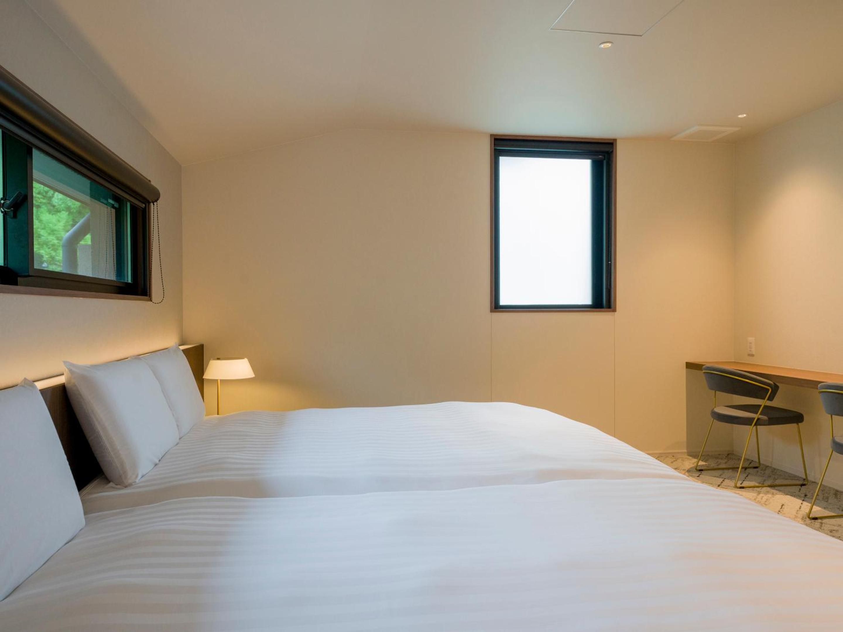 [C]2 Queen Beds + 1 King Bed - Photo 9