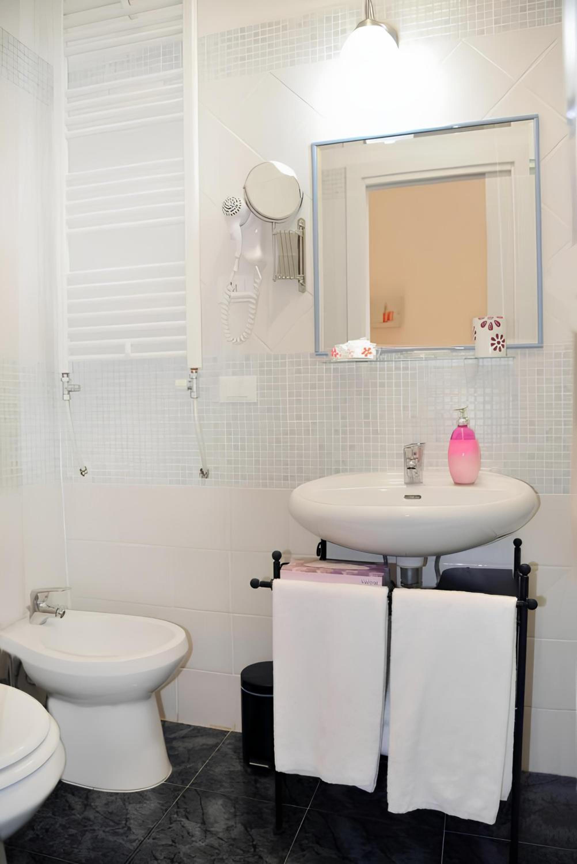 Double or Twin Room with Private Bathroom photo 3