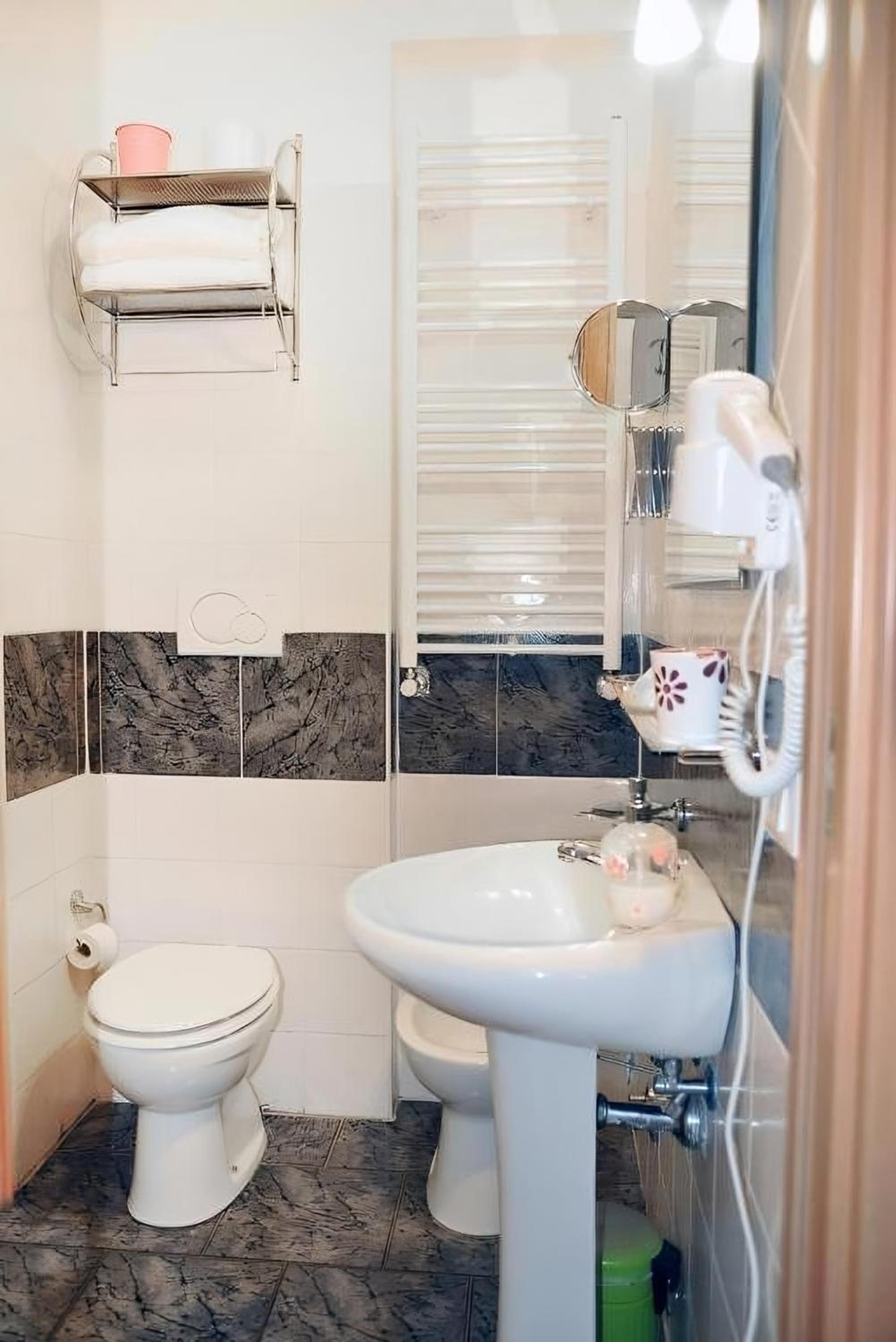 Double or Twin Room with Private Bathroom photo 2