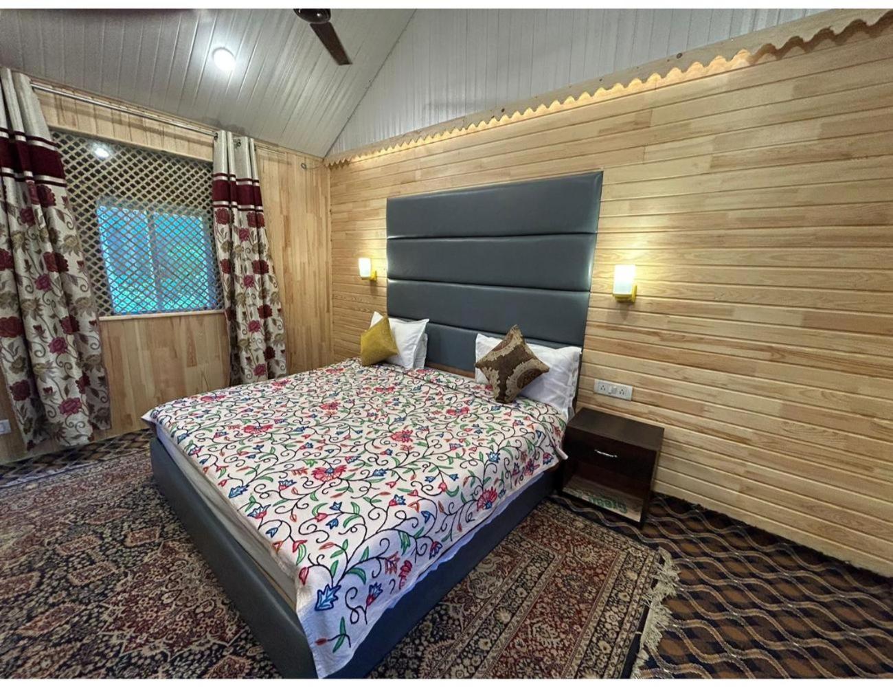 Deluxe King Room photo 2