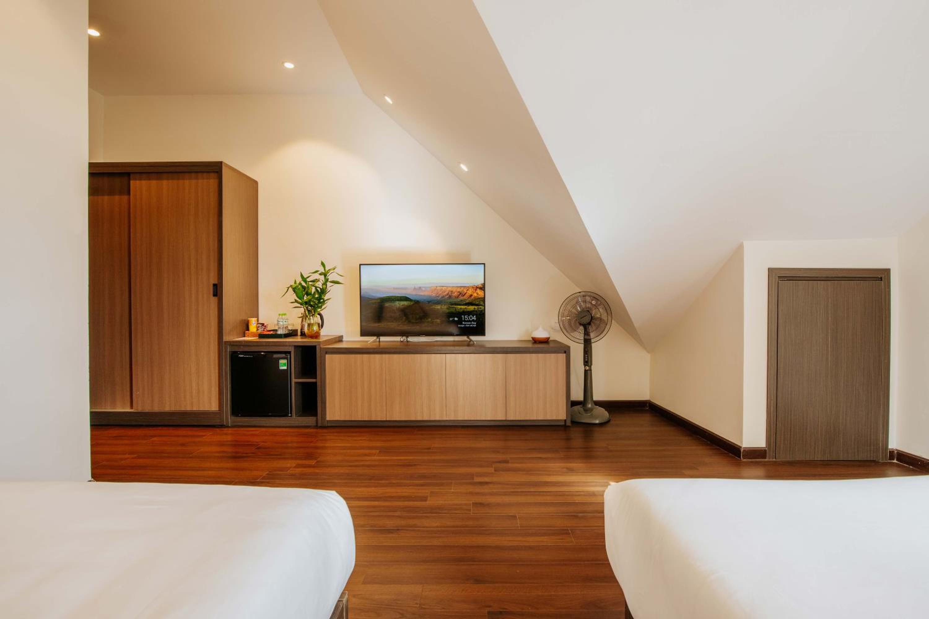 Triple Room with View - Photo 12