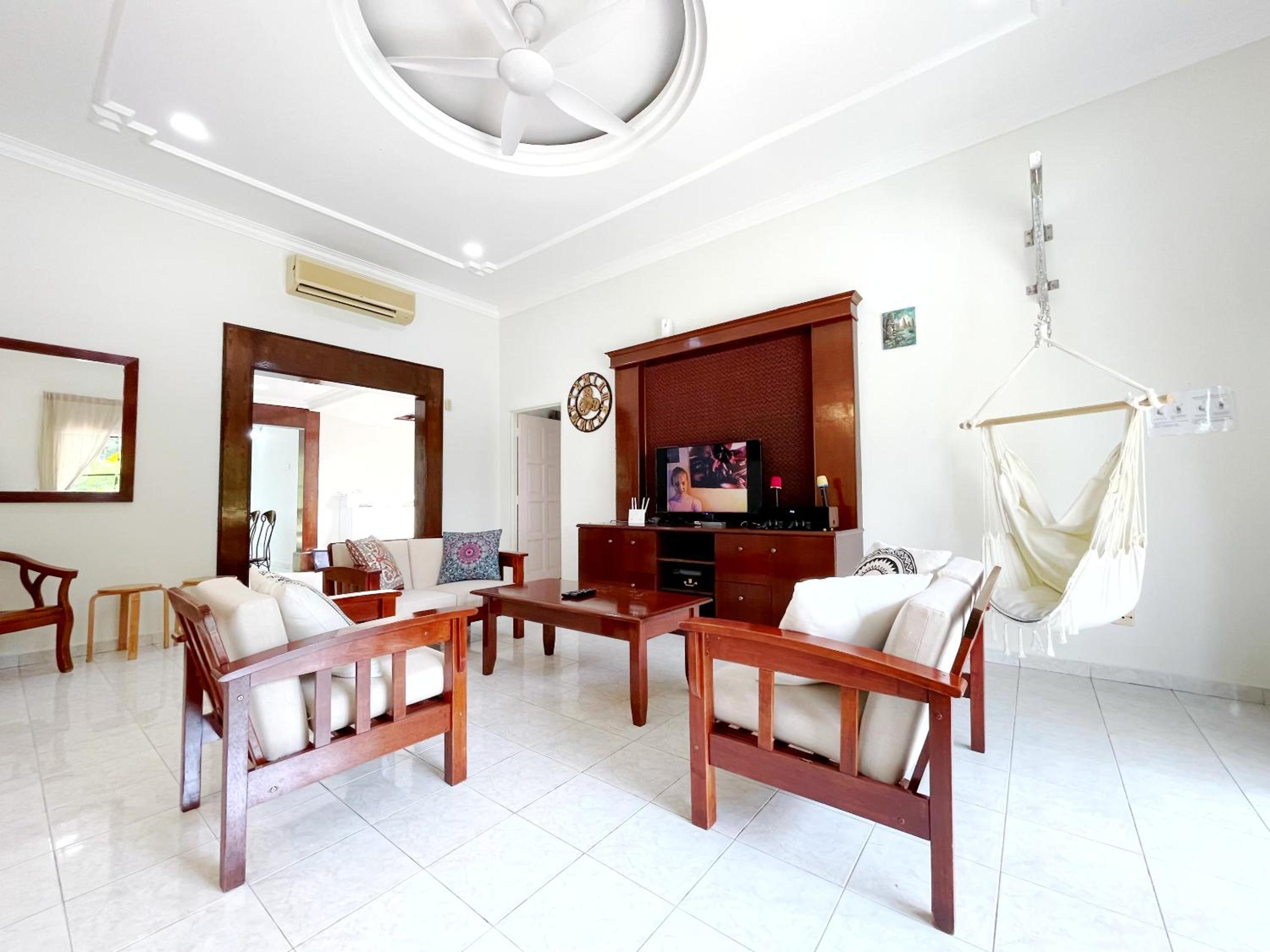 Villa with Private Pool - Photo 9